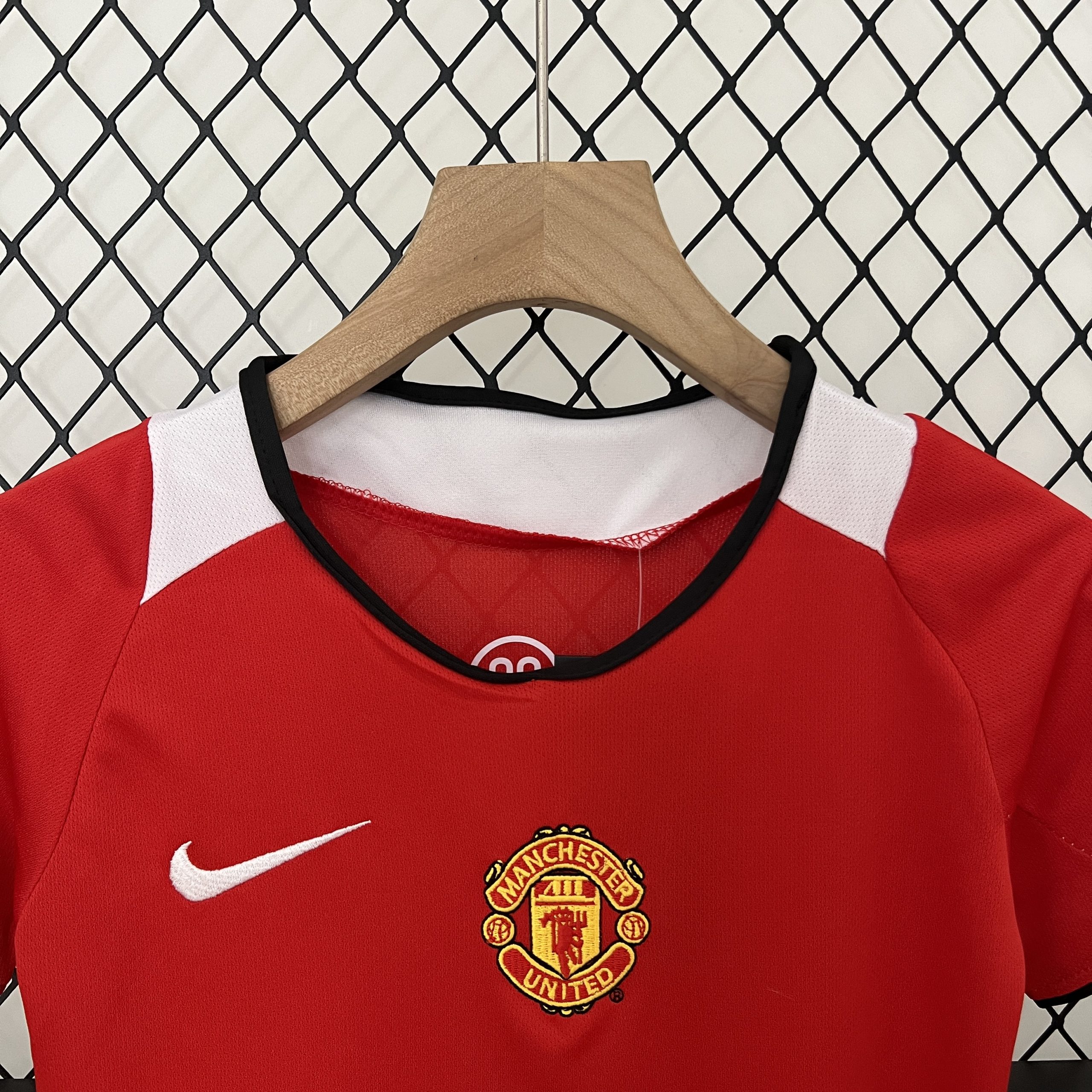 Manchester United 2005/06 Home Kids Kit - Image 4