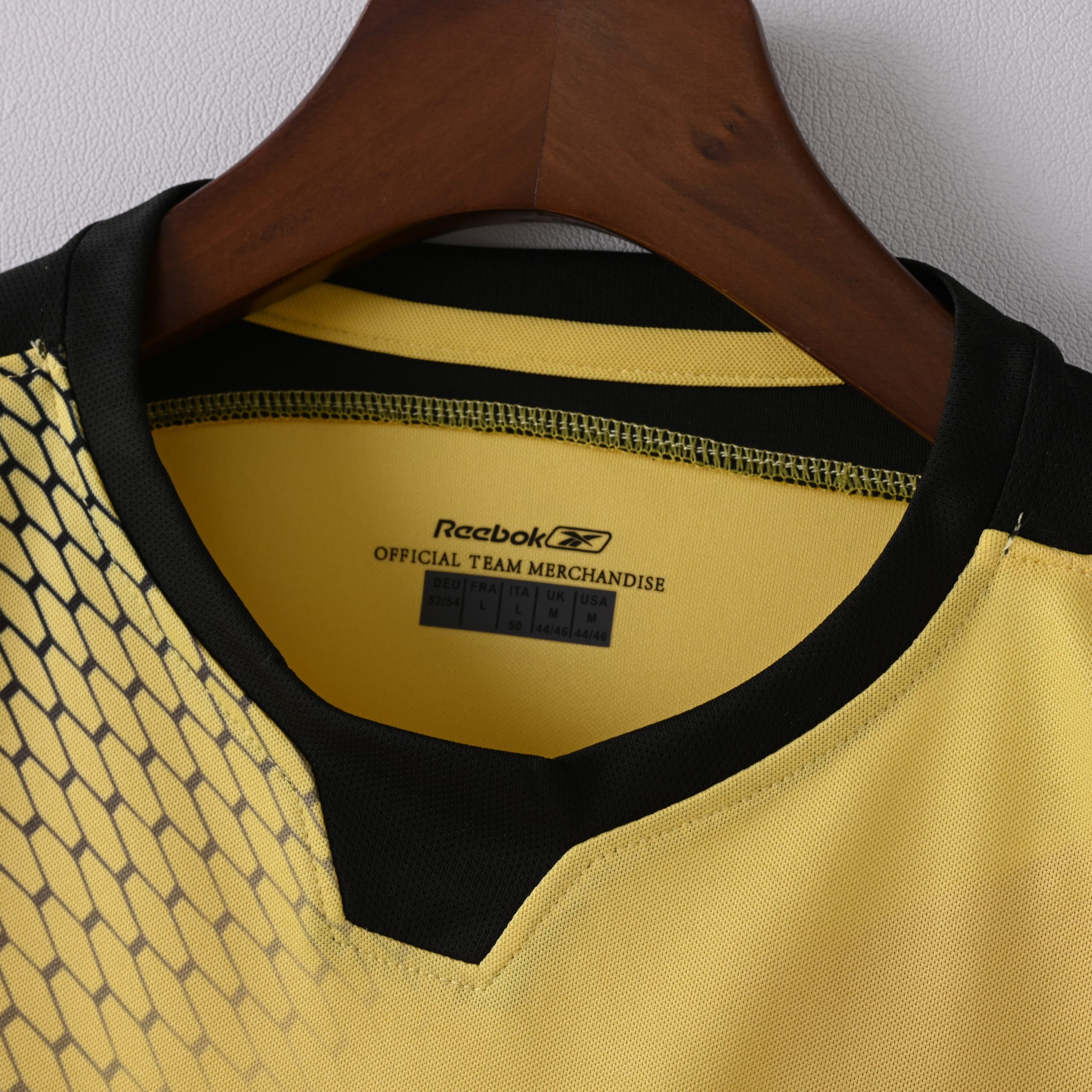 Liverpool 2004/05 Away Retro Jersey - Image 5