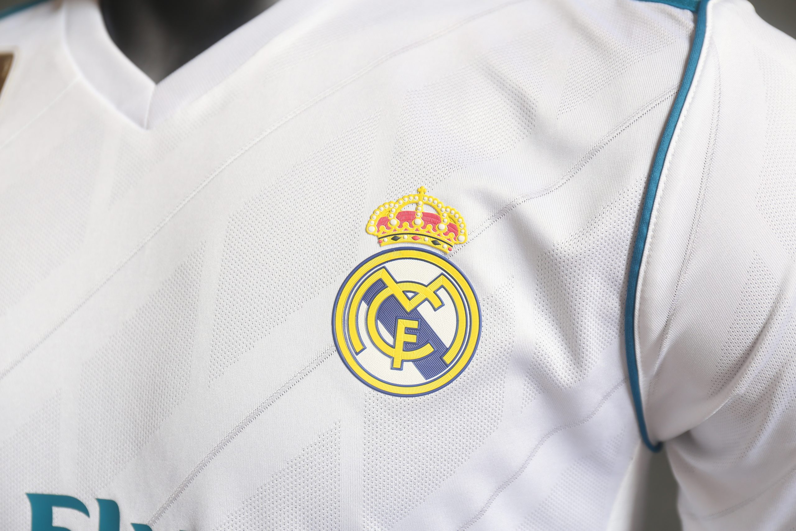Real Madrid 2017/18 Home Retro Jersey (Player Version) - Image 4