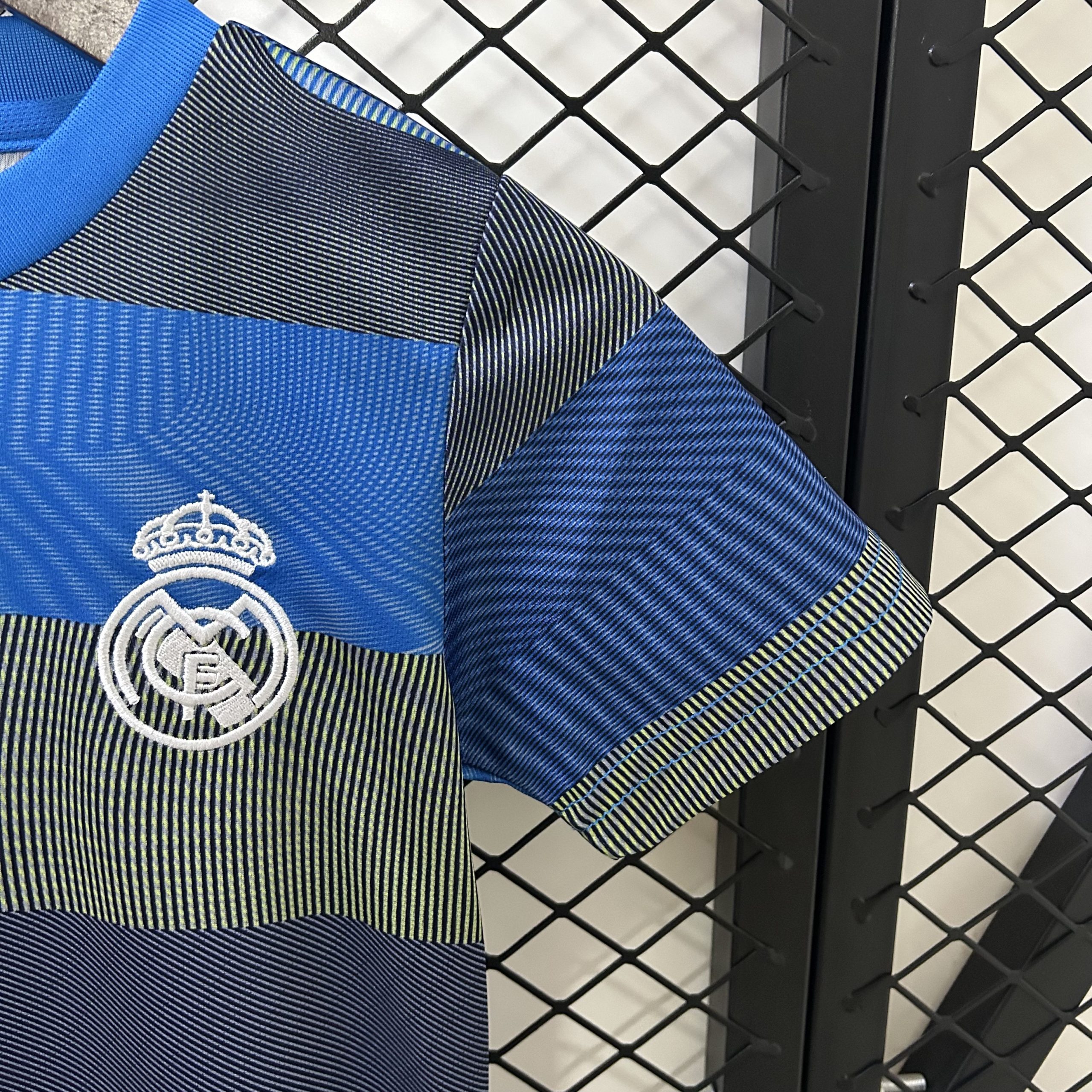 2025/26 Real Madrid Training Uniform Kids Jersey Fan Version - Image 5