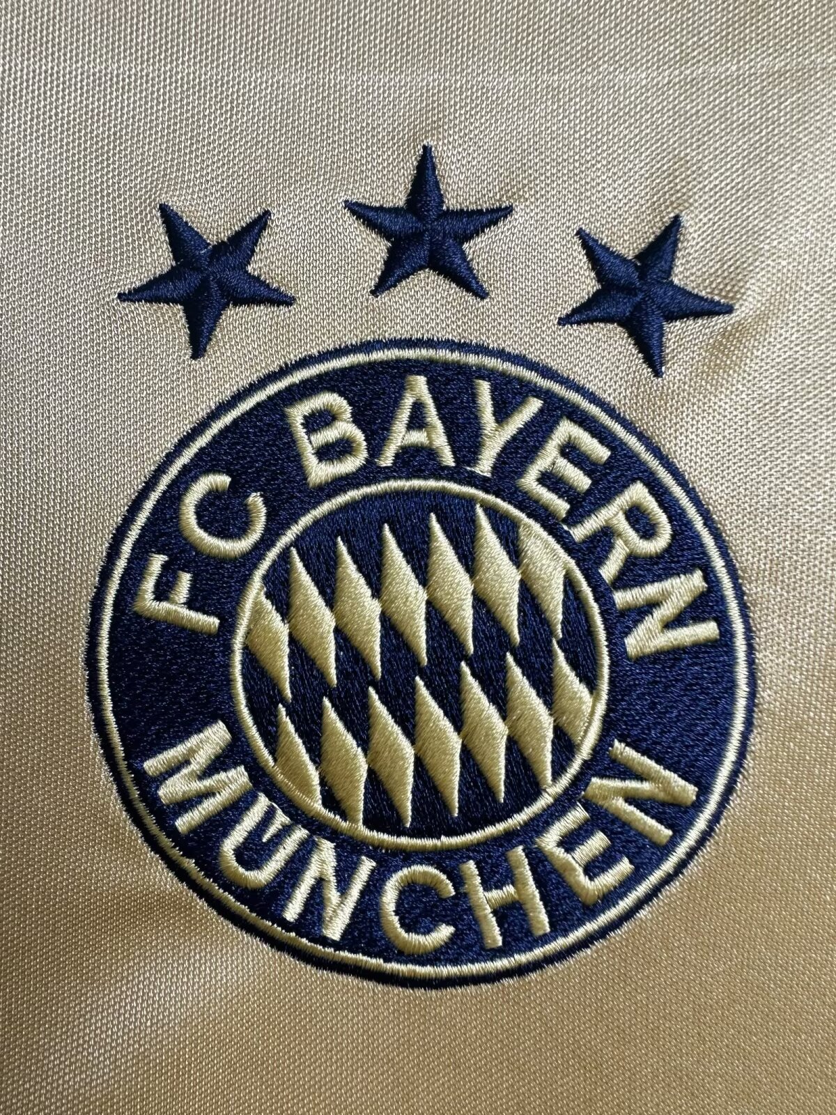 Bayern Munich 2003/04 Away Retro Jersey - Image 5