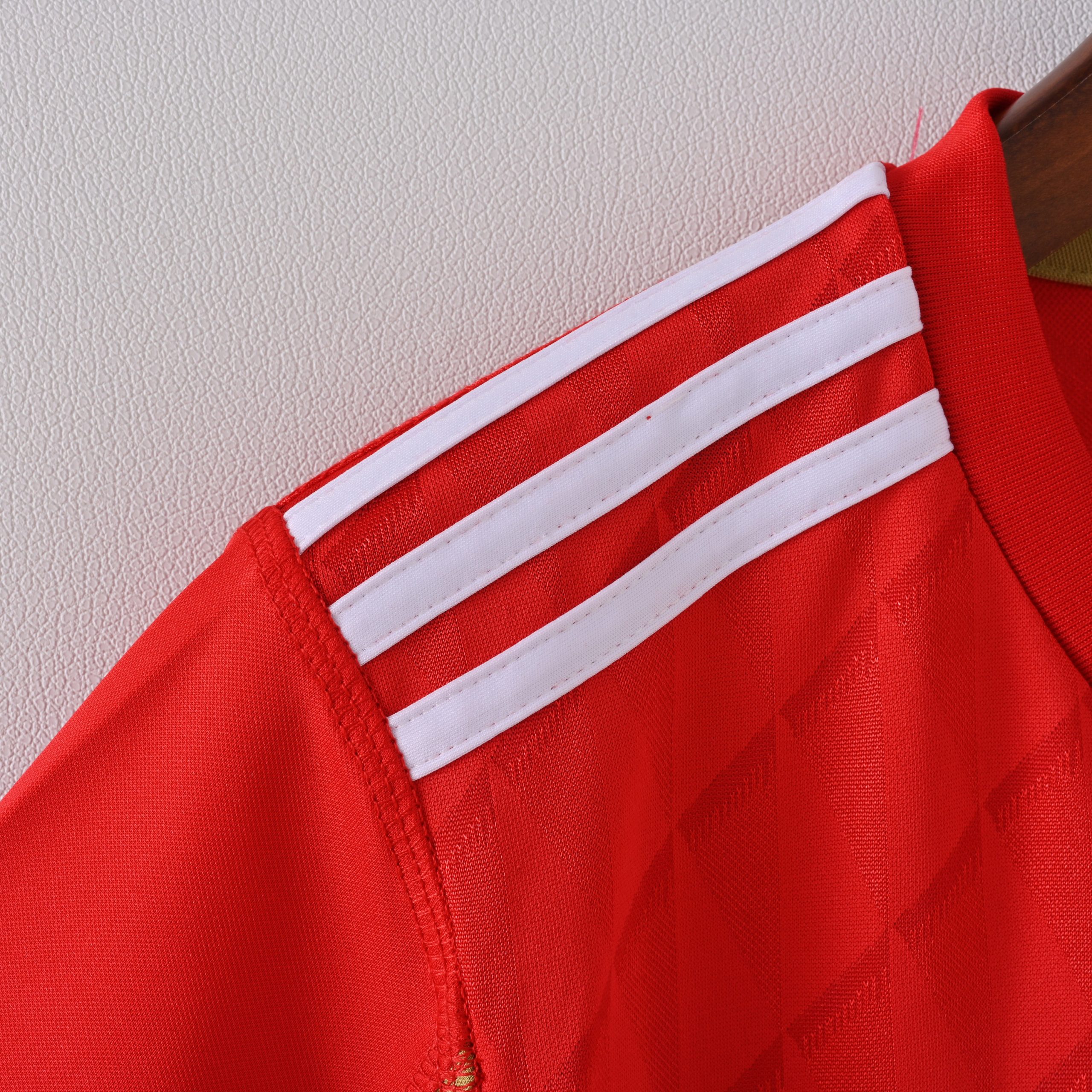 Liverpool 2010/11 Home Retro Jersey - Image 5