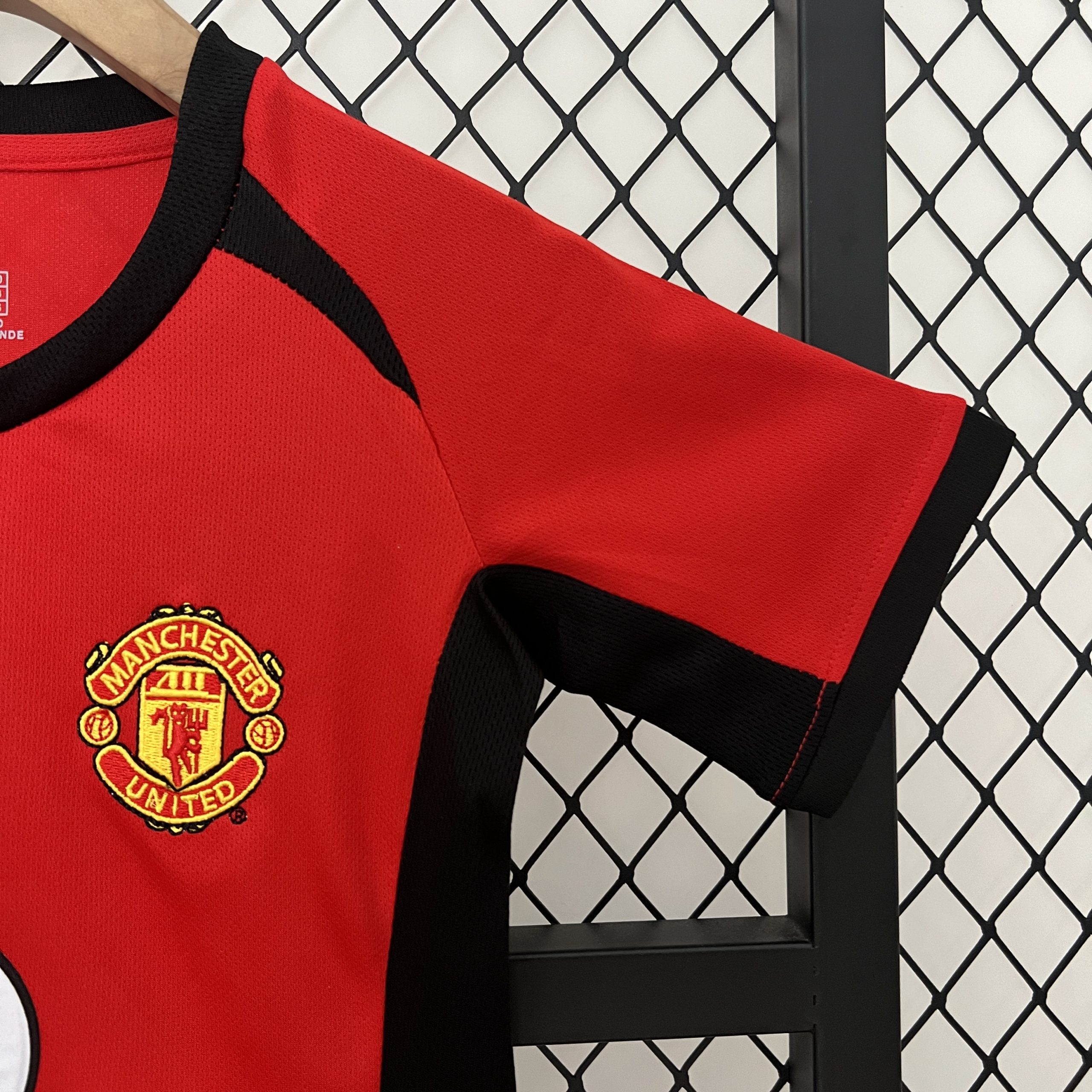 Manchester United 2002/04 Home Kids Kit - Image 3