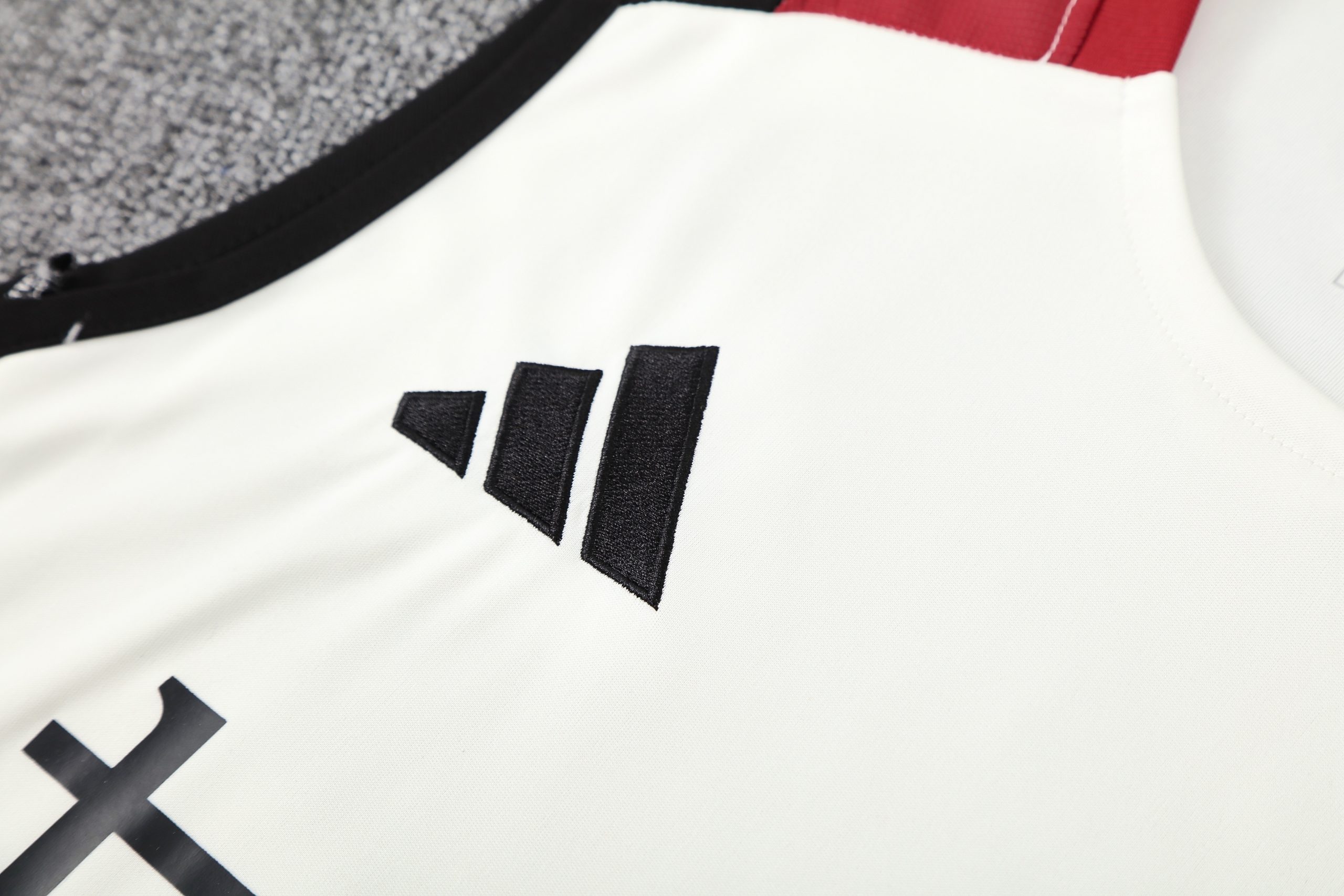 2025/26 Manchester United Vest Suit - Image 3