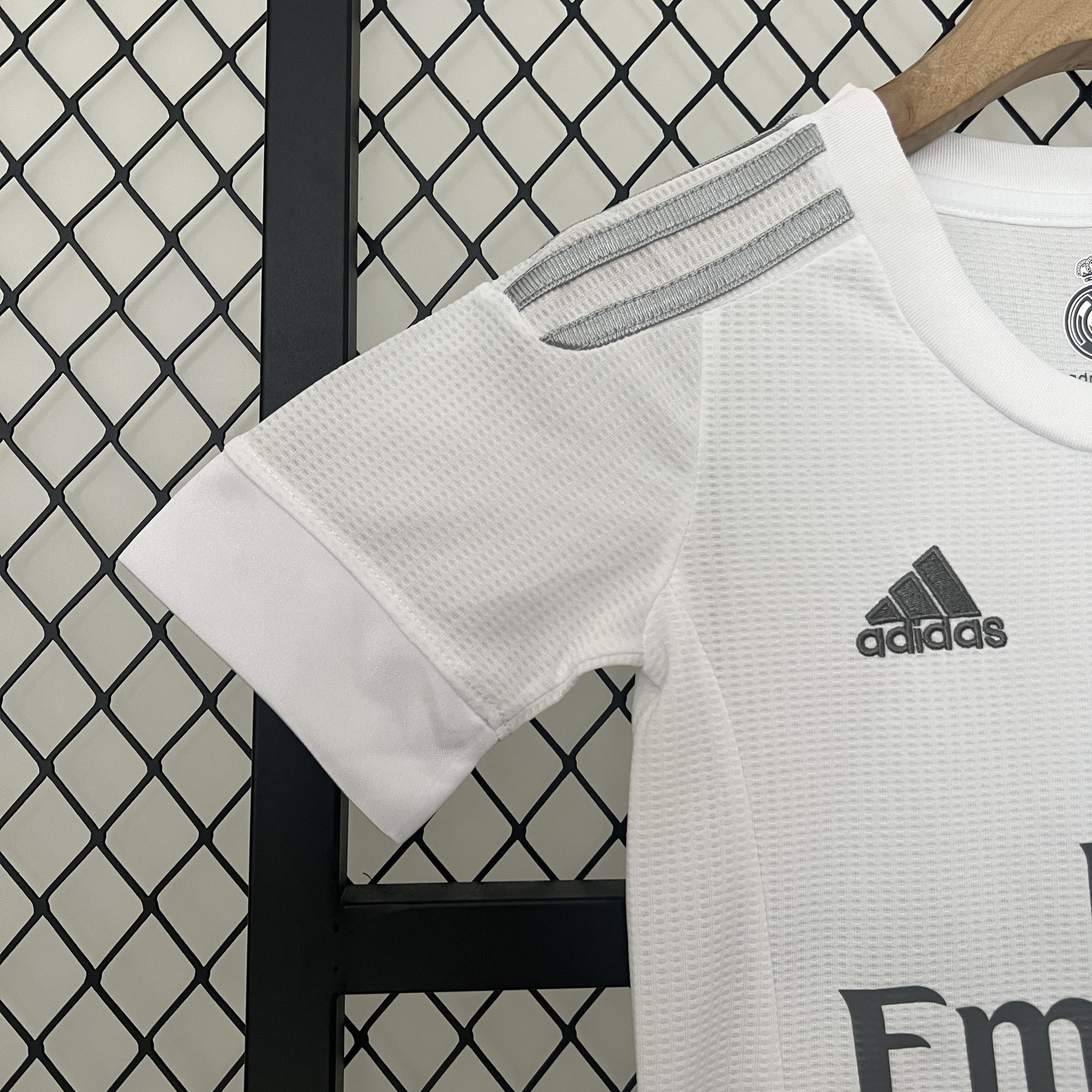 Real Madrid 2015/16 Home Kids Kit - Image 5