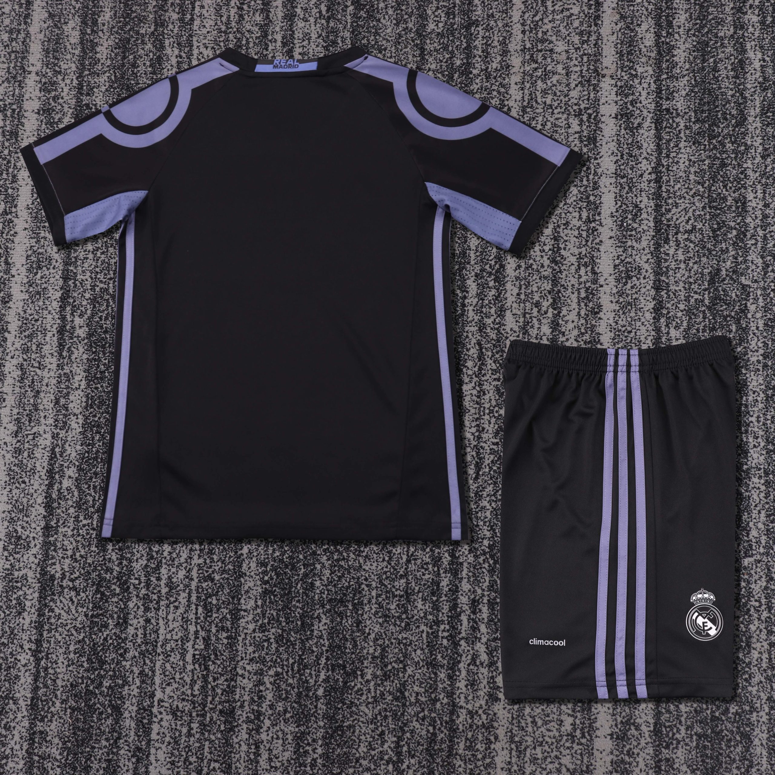 Real Madrid 2016/17 Third Kids Kit - Image 2