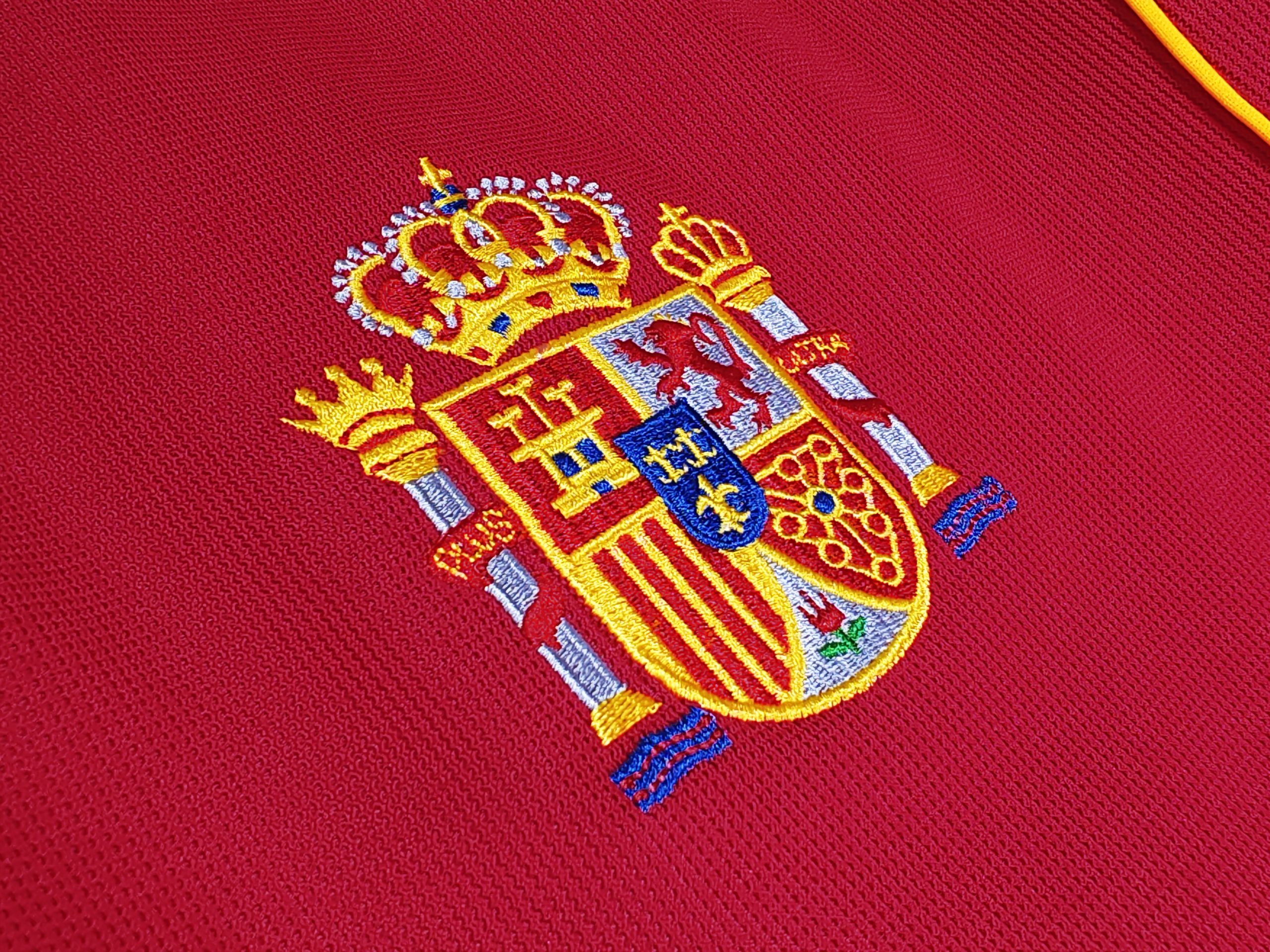 Spain 2000 Euro Home Retro Jersey (Fan Version) - Image 5
