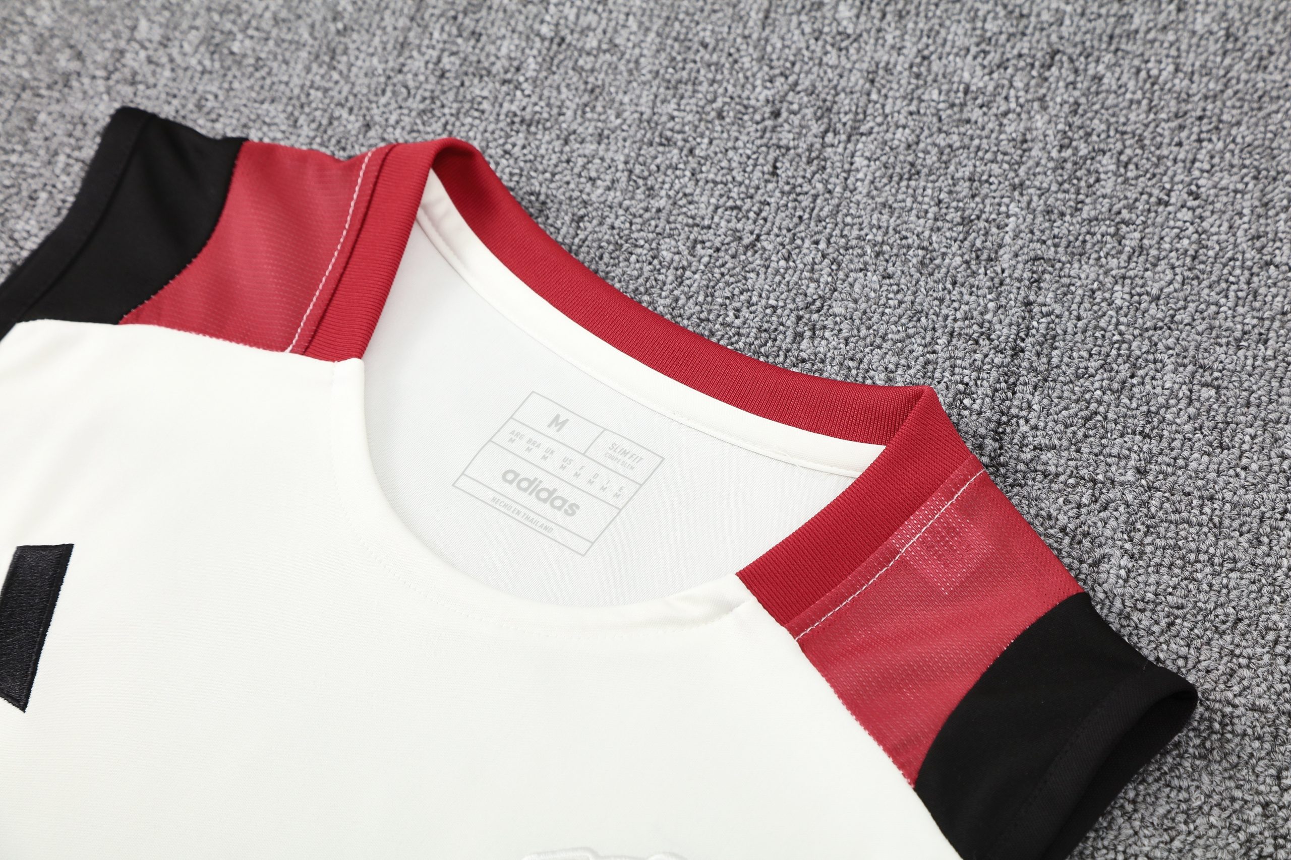2025/26 Manchester United Vest Suit - Image 5