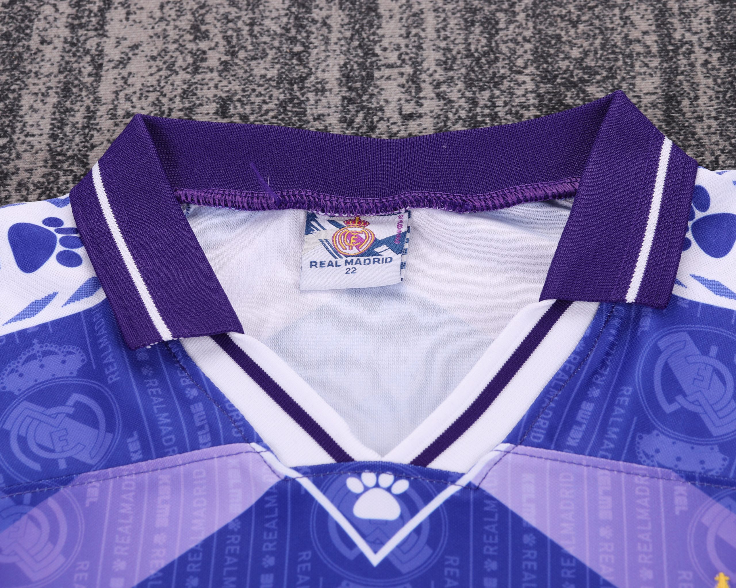 Real Madrid 1996/97 Away Kids Kit - Image 5