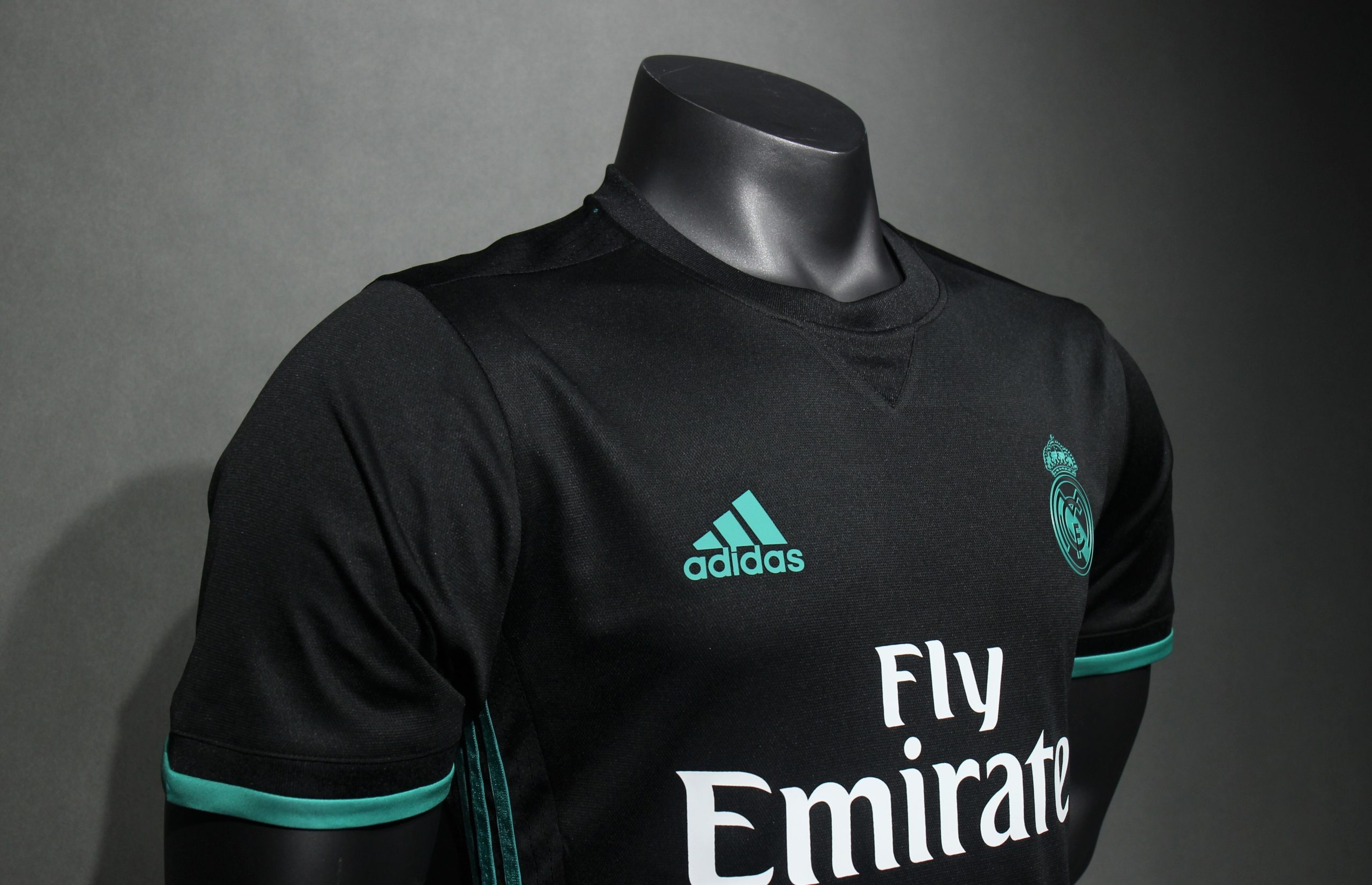 Real Madrid 2017/18 Away Retro Jersey (Player Version) - Image 5