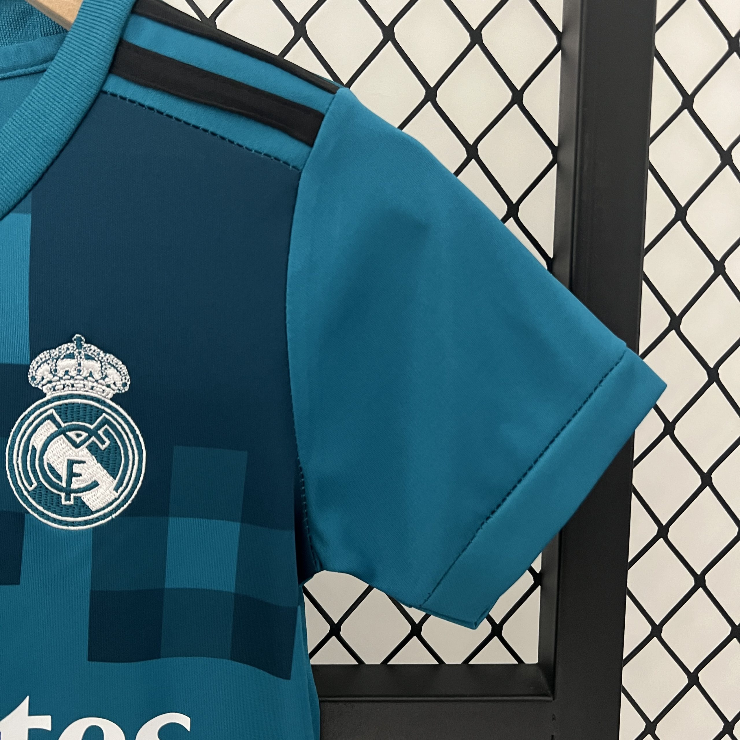 Real Madrid 2017/18 Third Kids Kit - Image 5