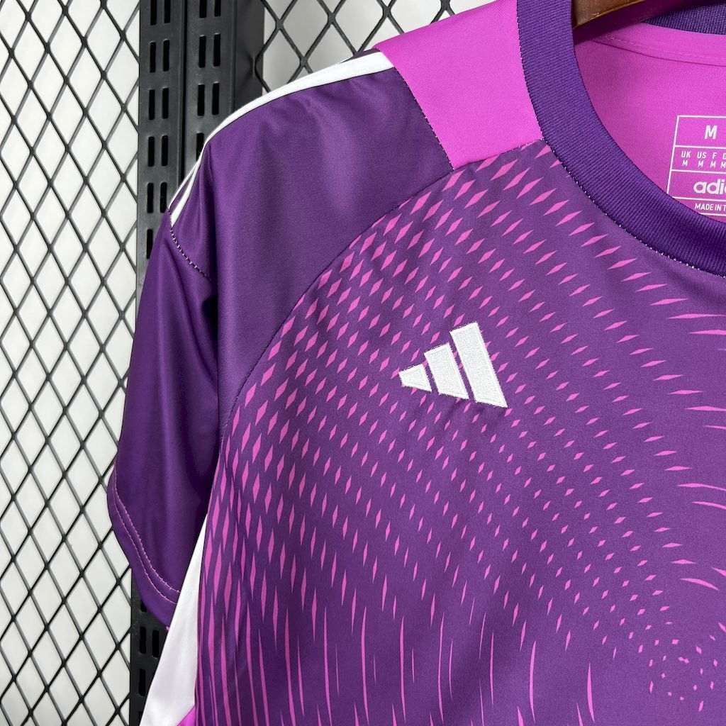 Bayern Munich 2025/26 Goalkeeper Jersey (Fan Version) - Image 4