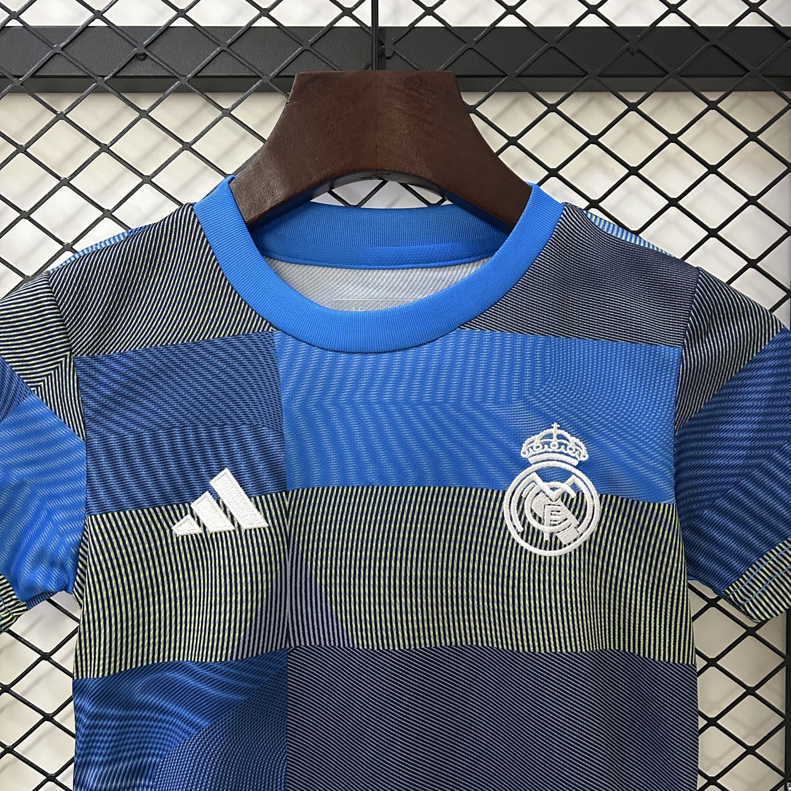 2025/26 Real Madrid Training Uniform Kids Jersey Fan Version - Image 4