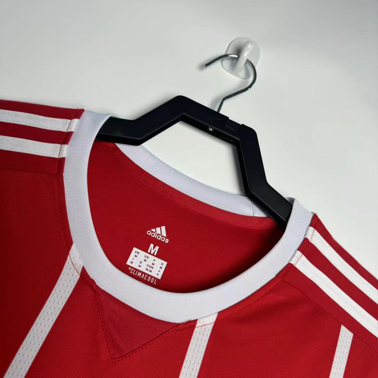 Bayern Munich 2017/18 Home Retro Jersey (Fan Version) - Image 3