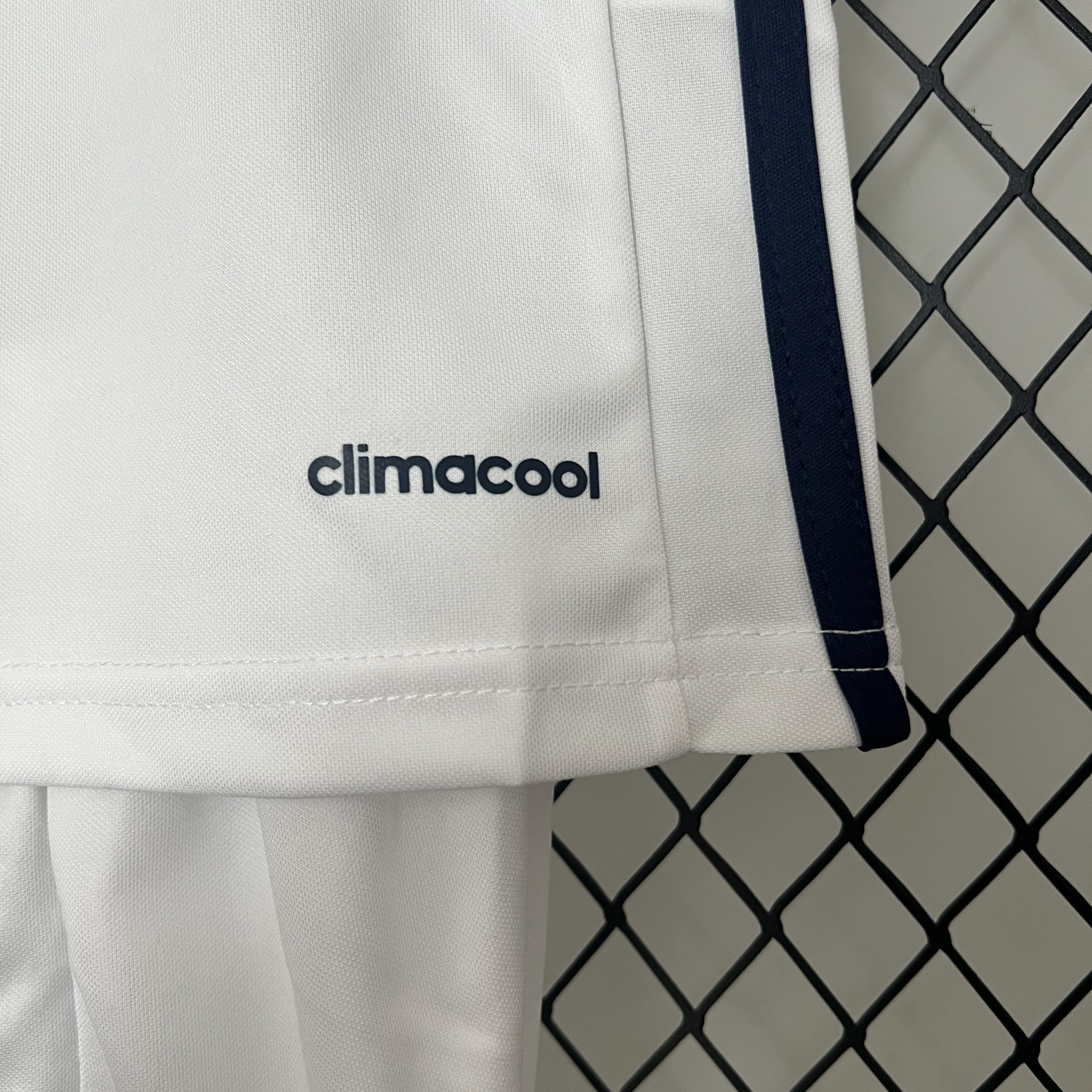 Real Madrid 2016/17 Home Kids Kit - Image 4