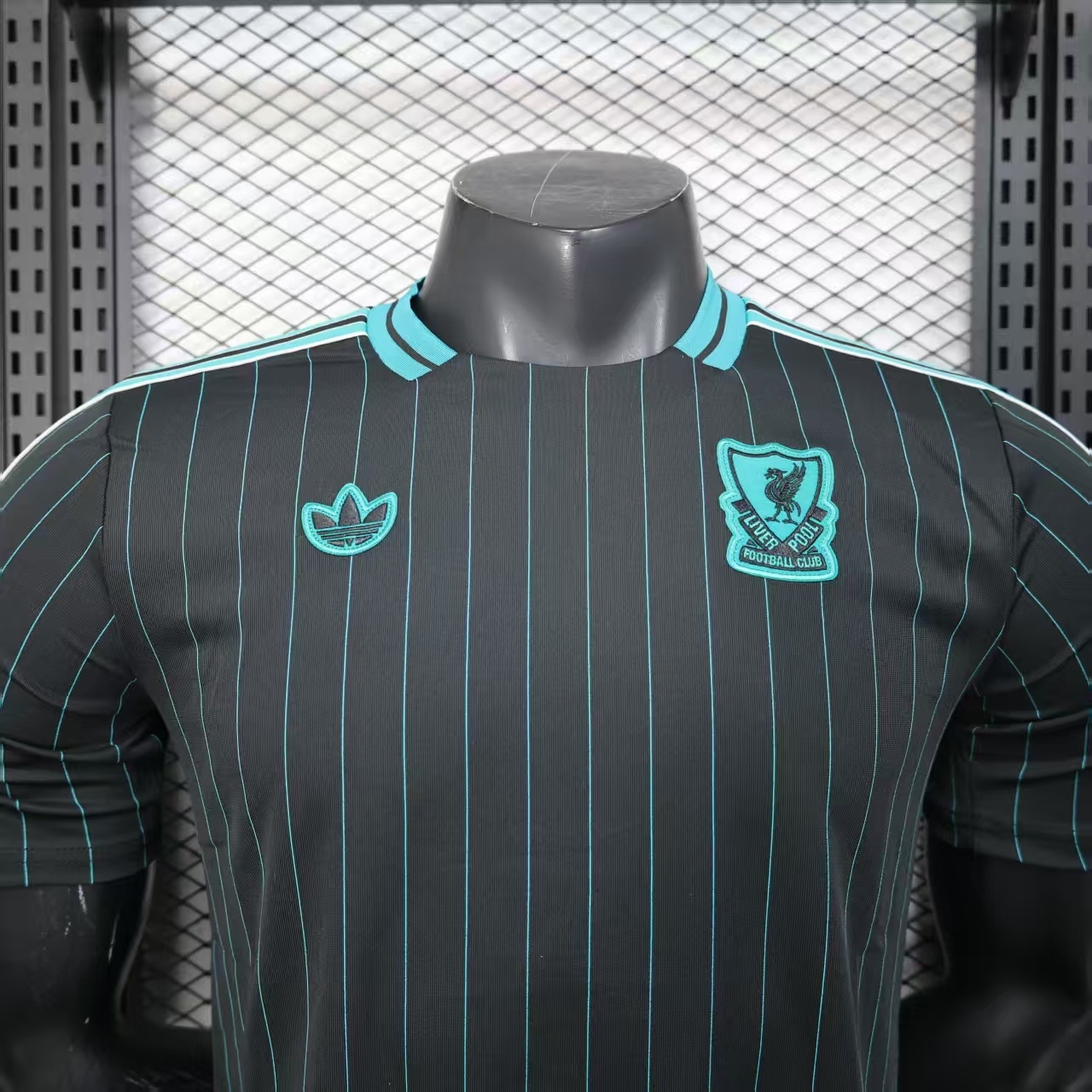2025/26 Liverpool Retro Casual Jersey Player Version - Image 4