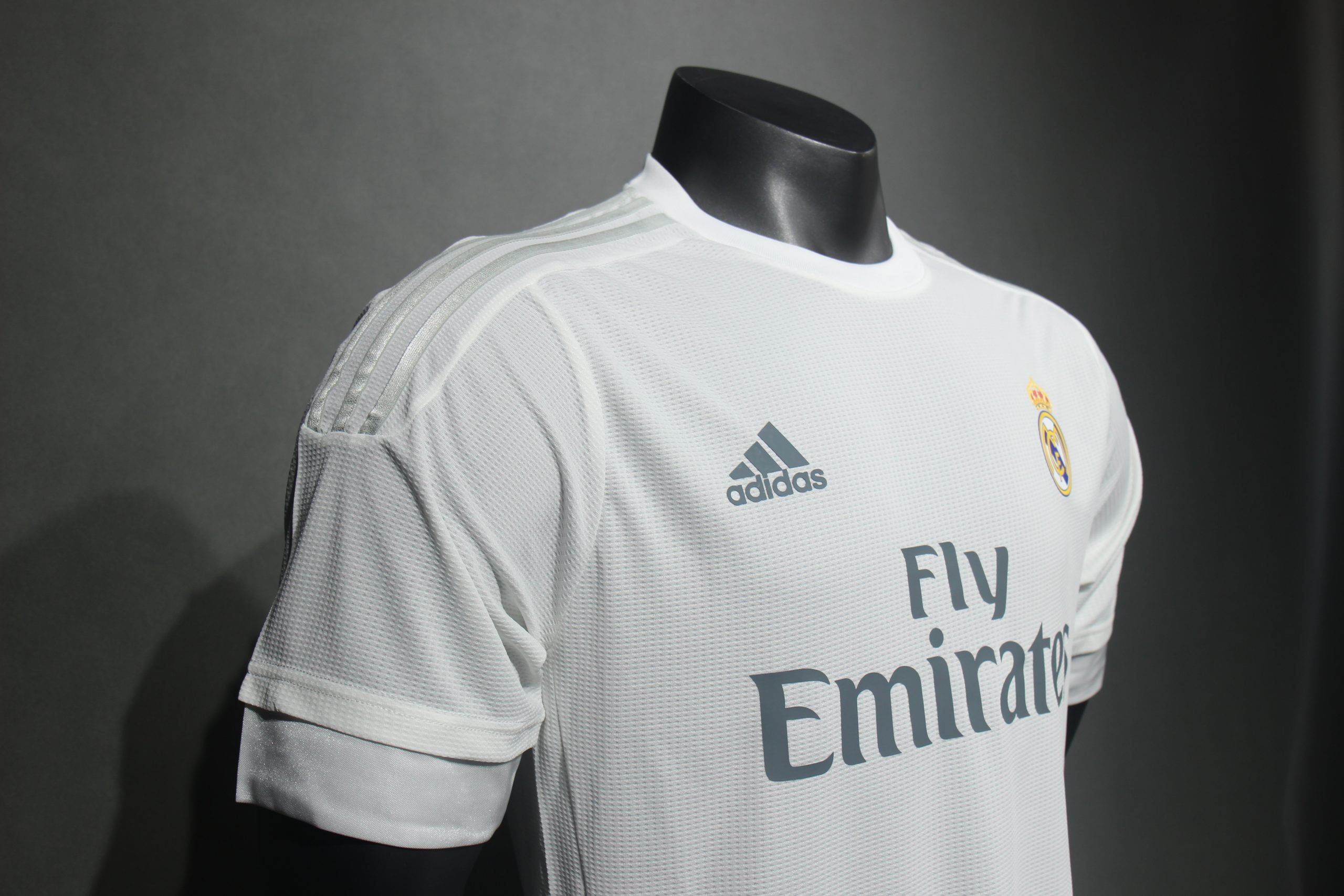 Real Madrid 2015/16 Home Retro Jersey (Player Version) - Image 3