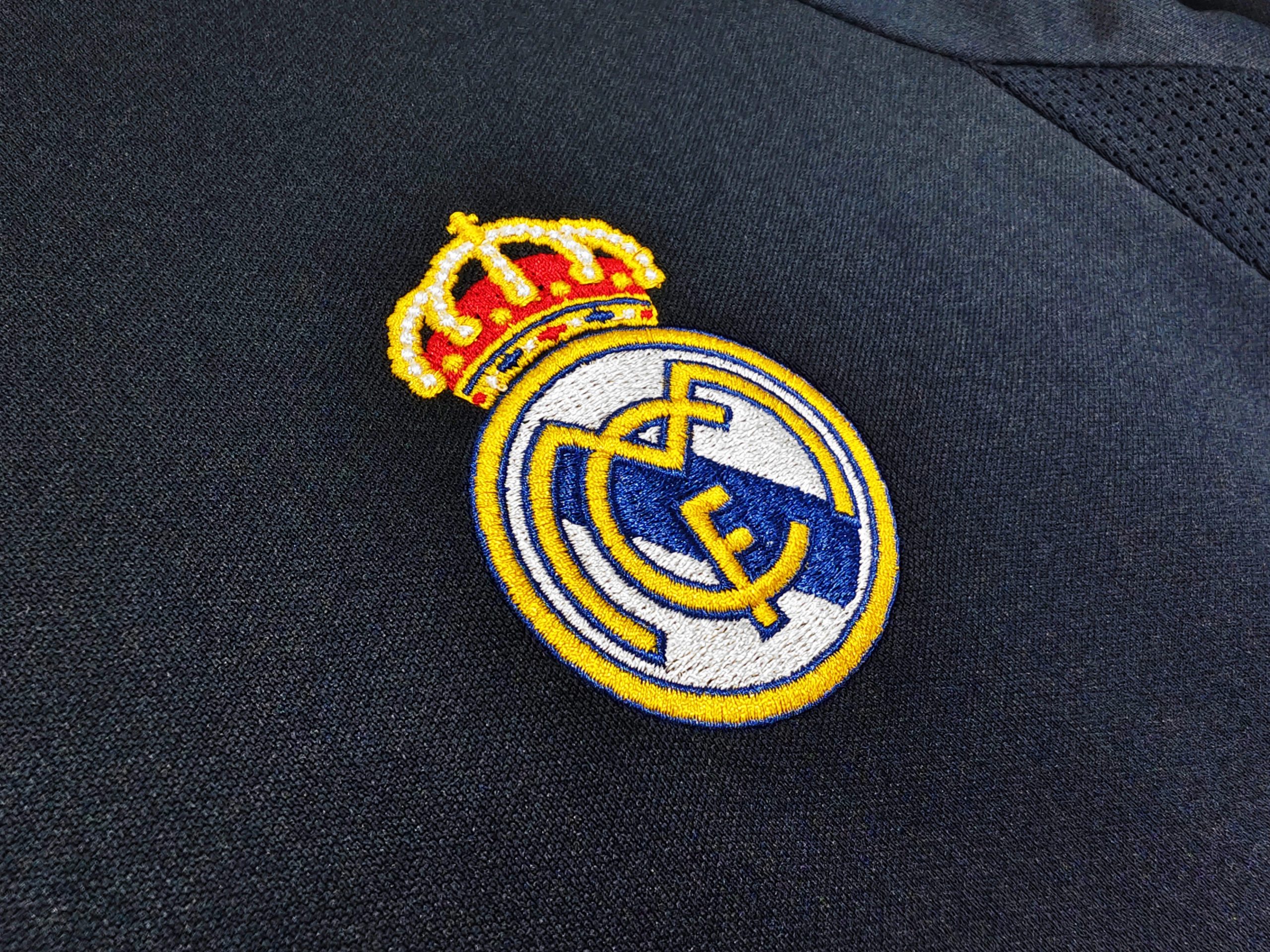 Real Madrid 2003/04 Away Retro Jersey (Fan Version) - Image 4