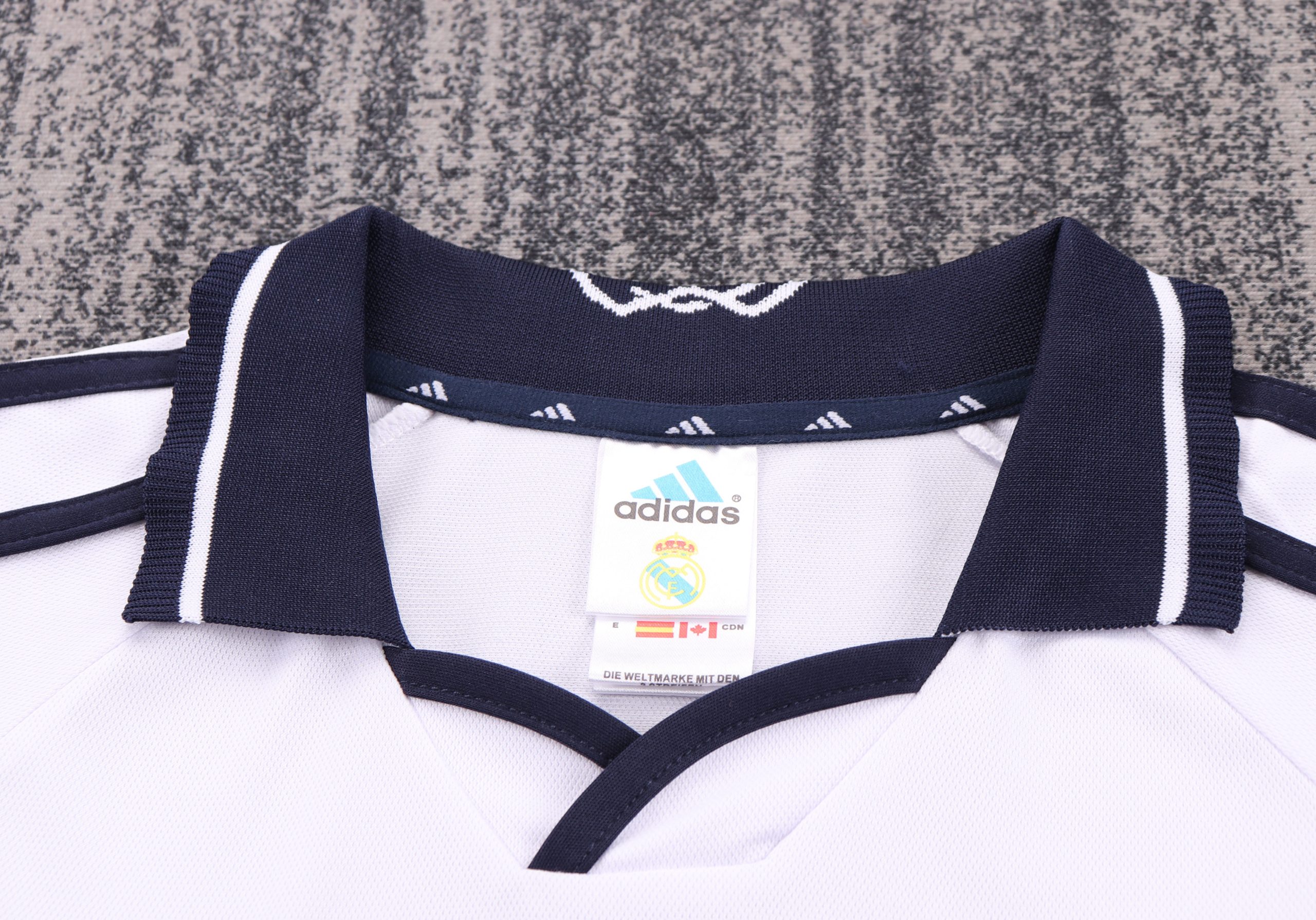 Real Madrid 2000/01 Home Kids Kit - Image 5