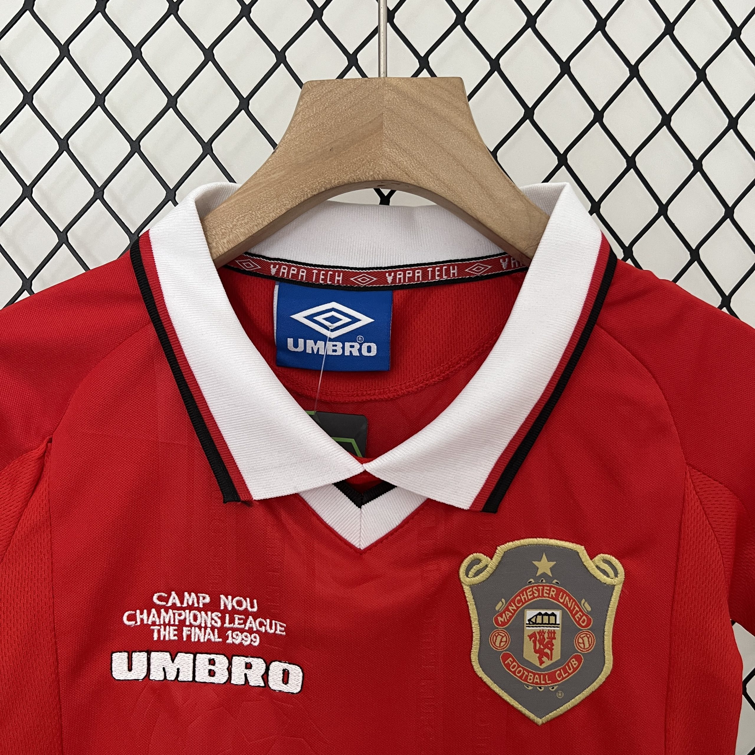Manchester United 1999/00 Home Kids Kit - Image 4