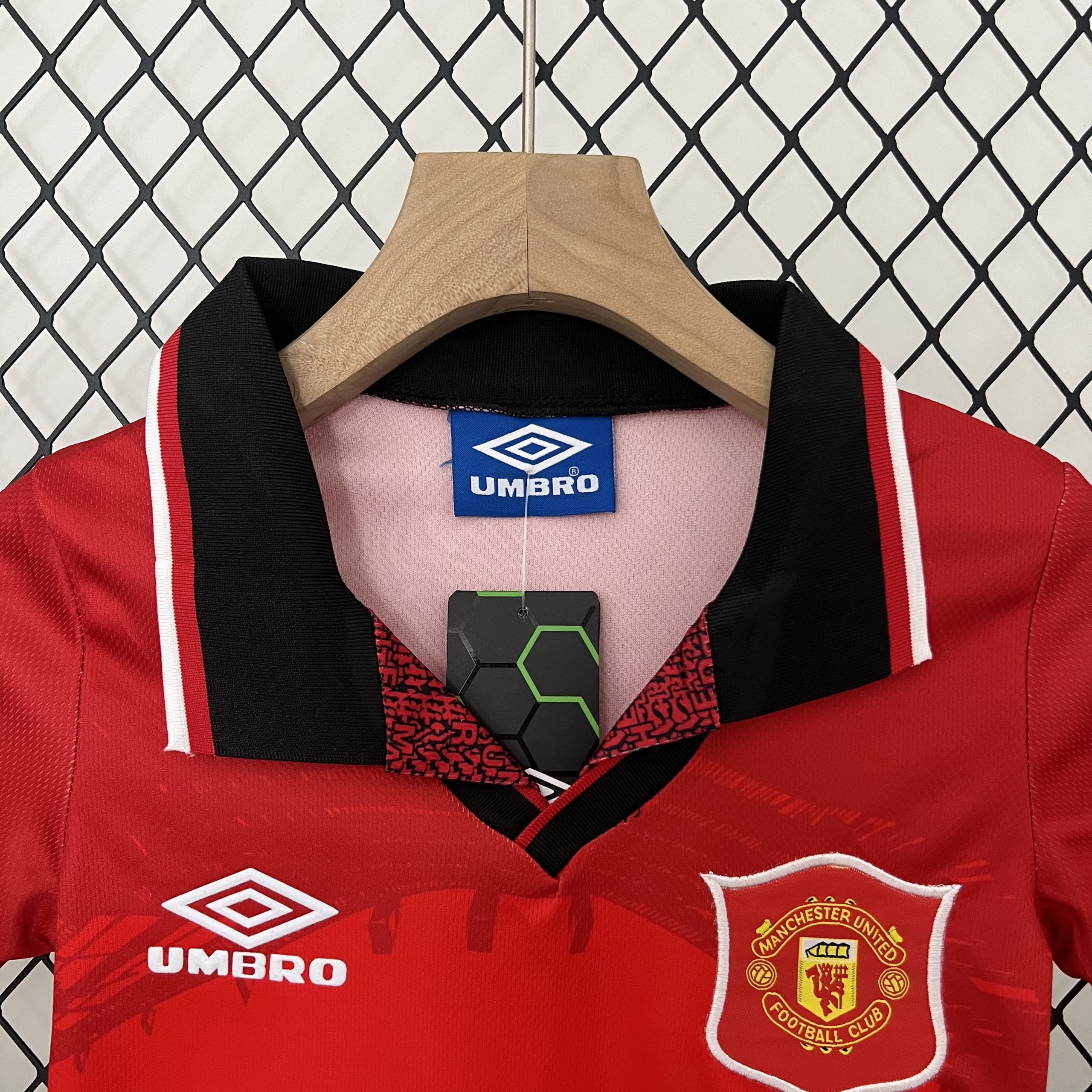 Manchester United 1994/96 Home Kids Kit - Image 4