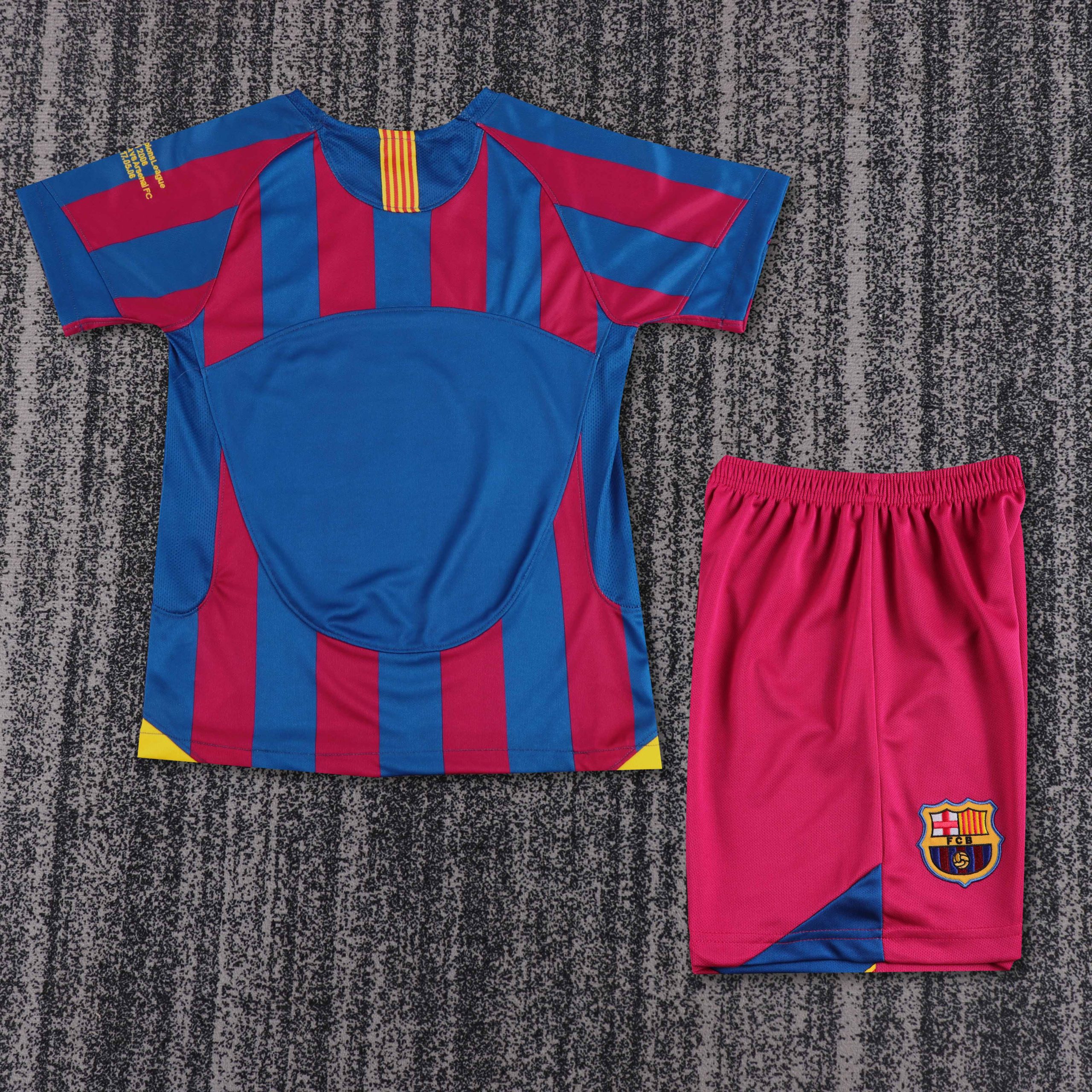 Barcelona 2005/06 Champions League Home Kids Kit - Image 2