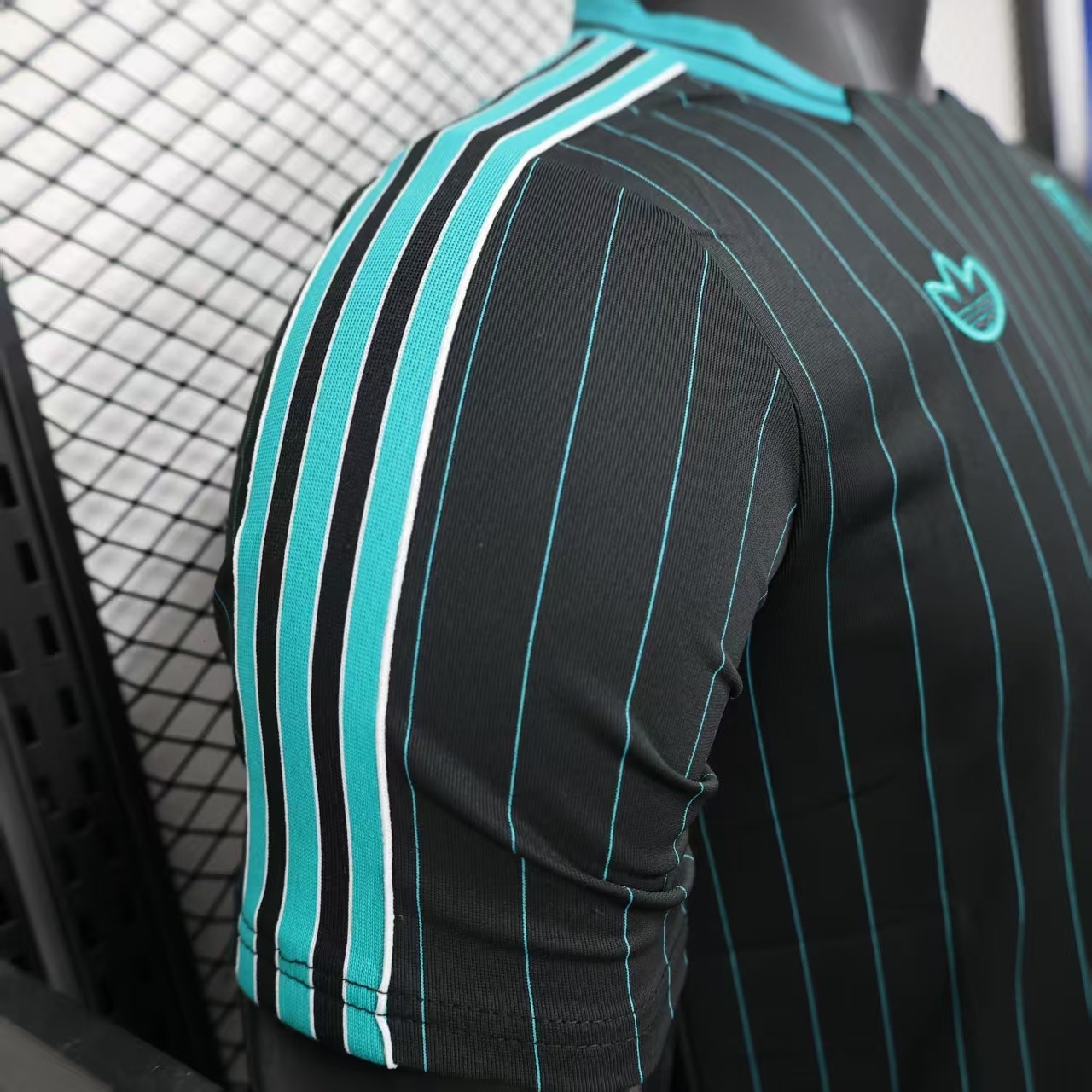 2025/26 Liverpool Retro Casual Jersey Player Version - Image 5