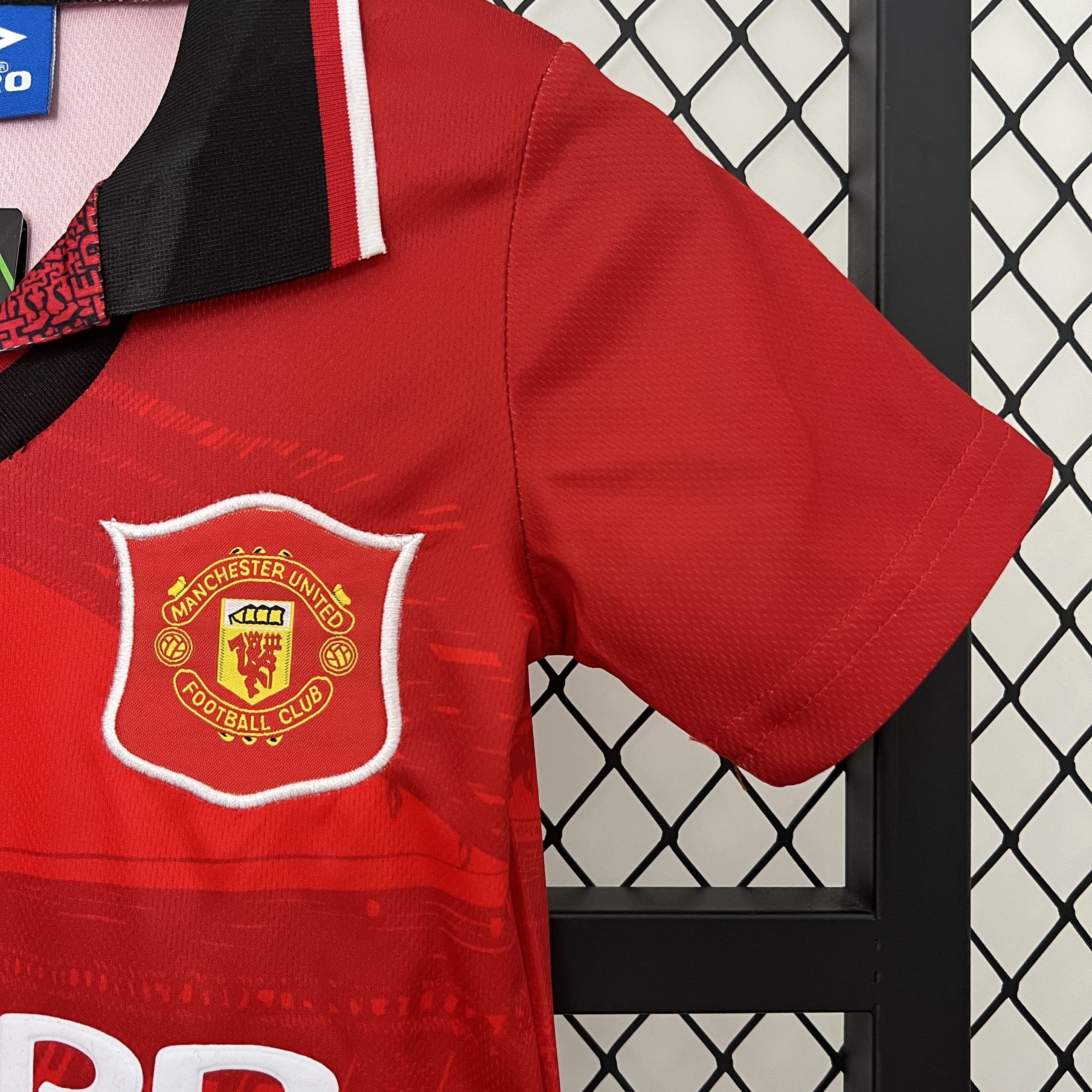 Manchester United 1994/96 Home Kids Kit - Image 5