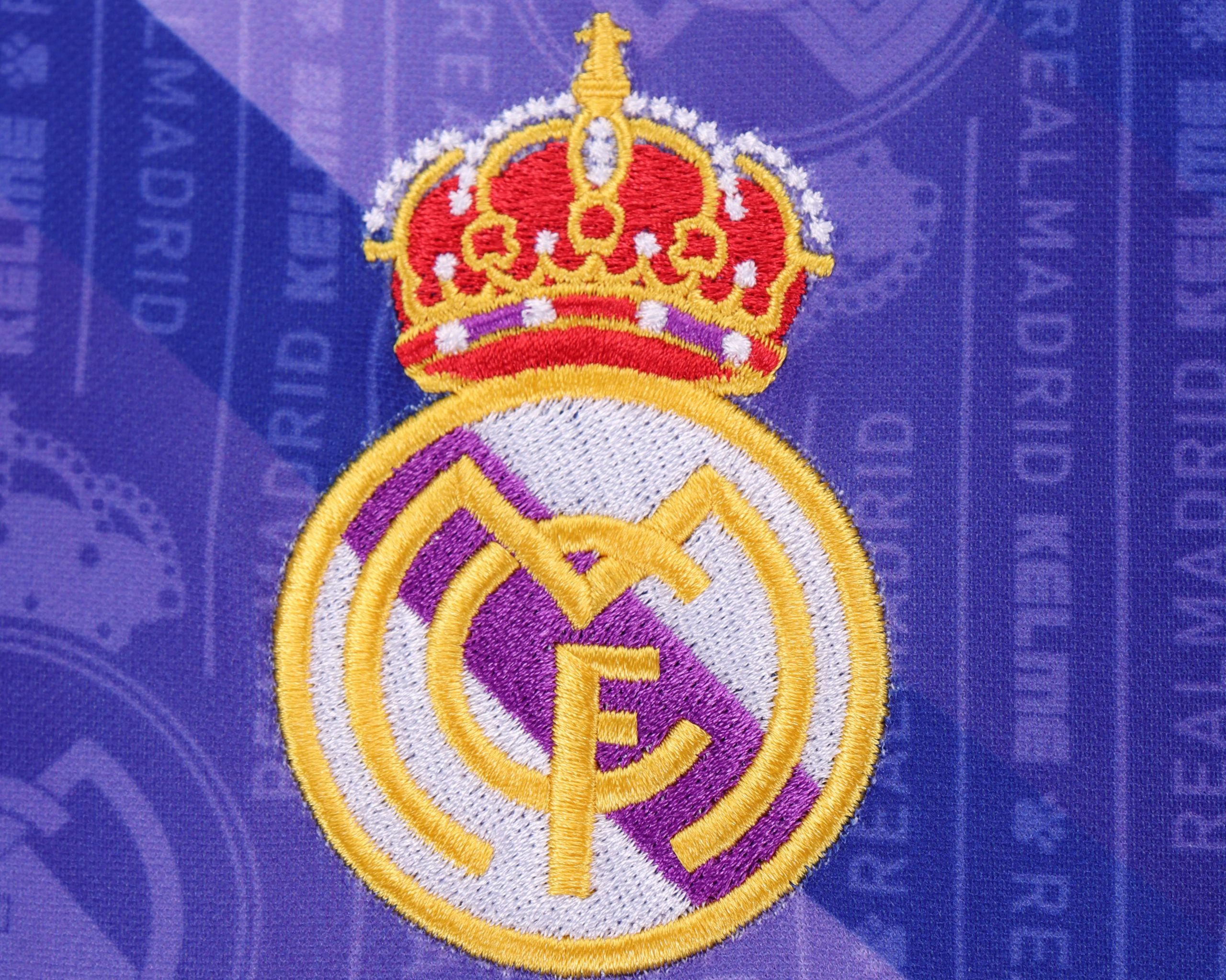 Real Madrid 1996/97 Away Kids Kit - Image 3