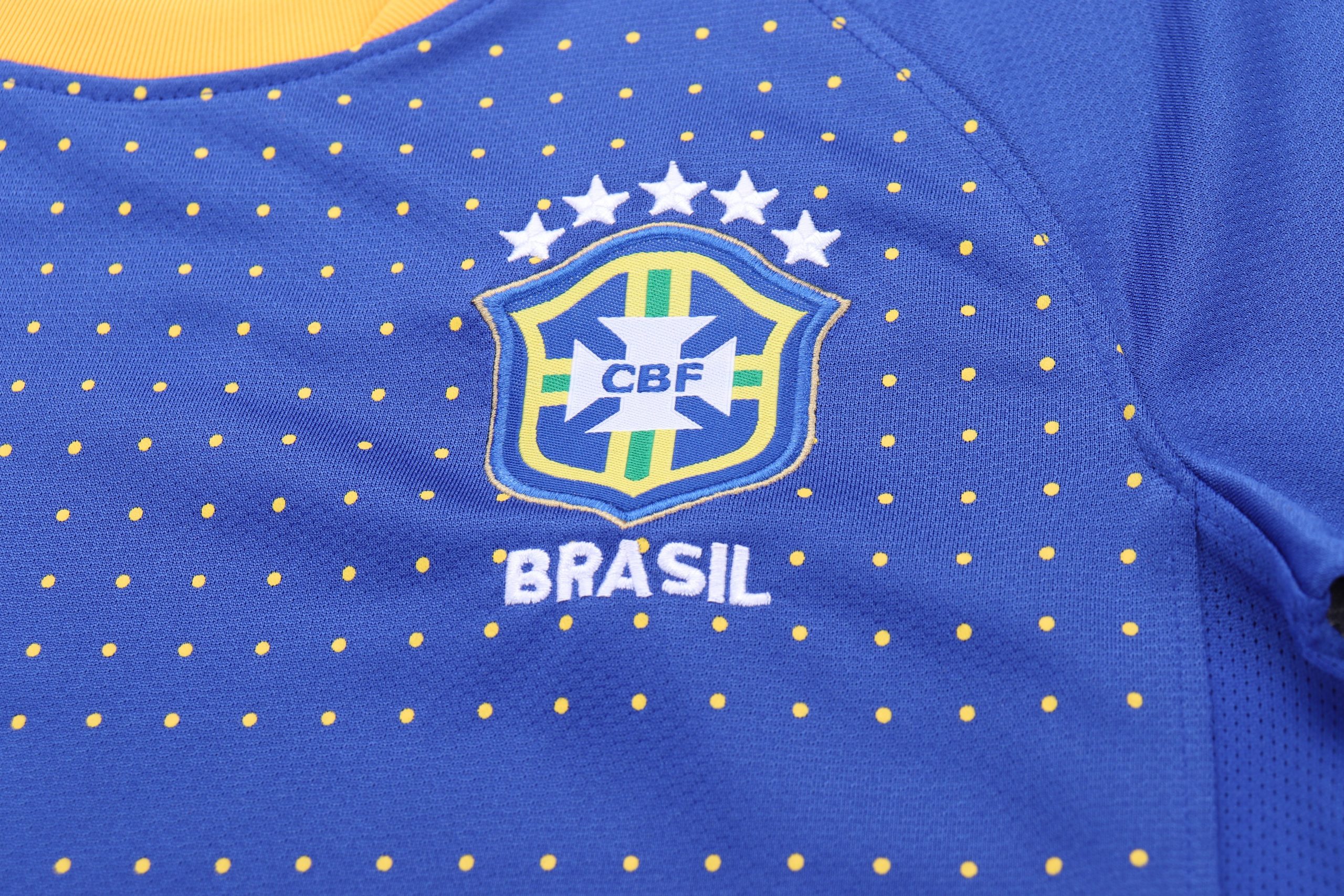 Brazil 2010 World Cup Away Kids Kit - Image 4