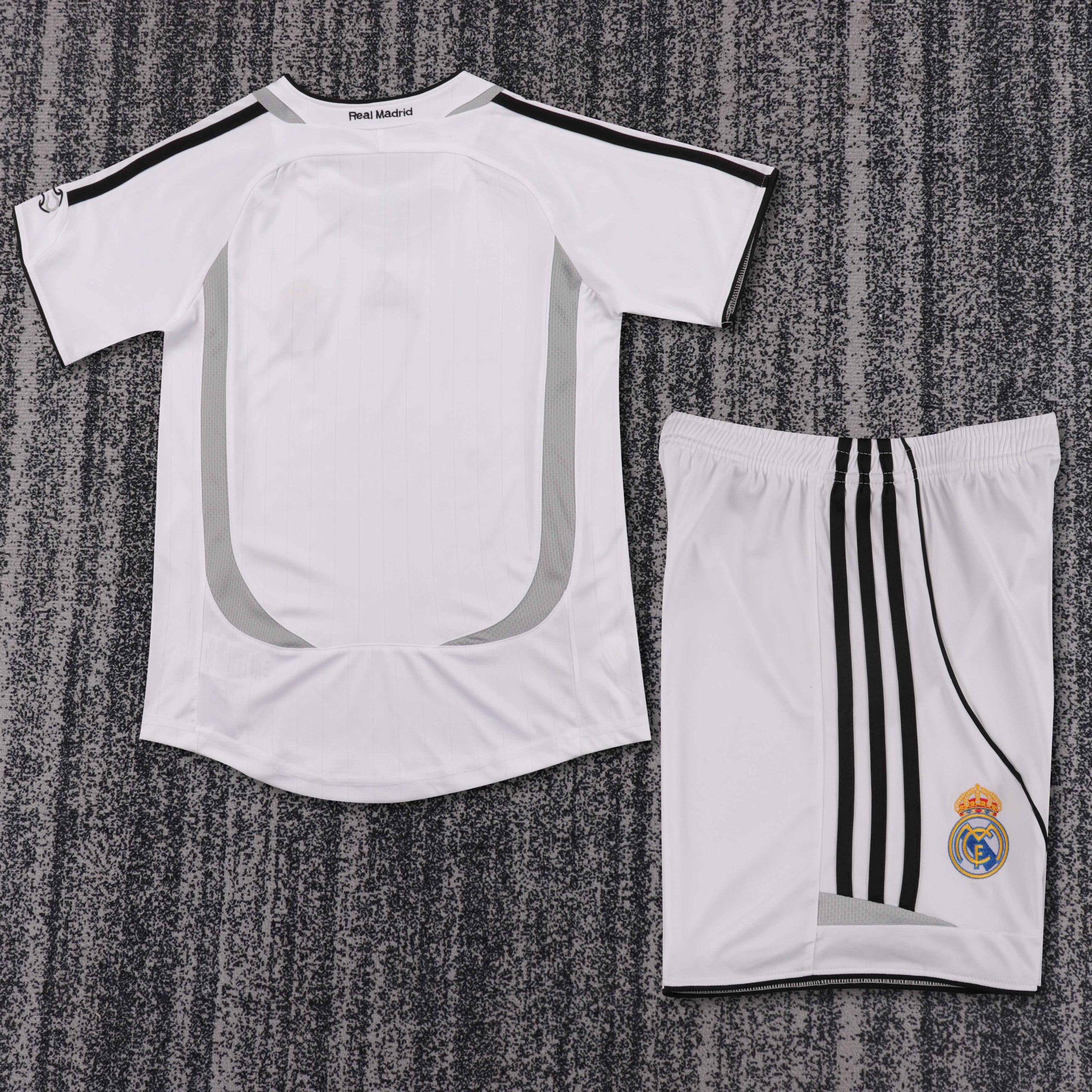 Real Madrid 2006/07 Home Kids Kit - Image 2