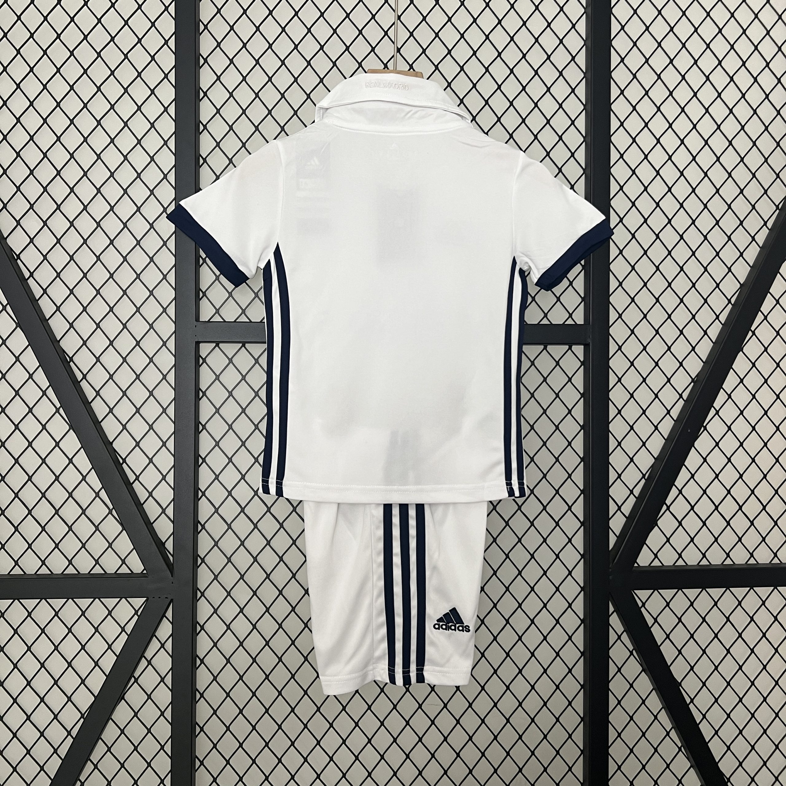 Real Madrid 2016/17 Home Kids Kit - Image 2