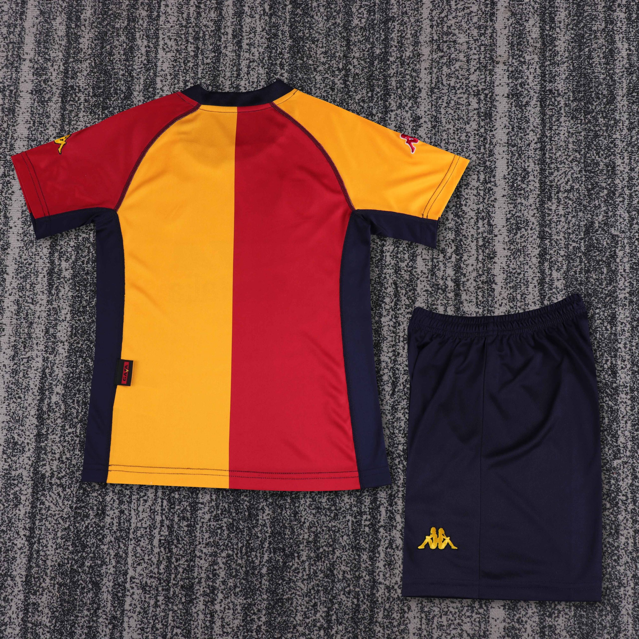 Roma 2001/02 Home Kids Kit - Image 2