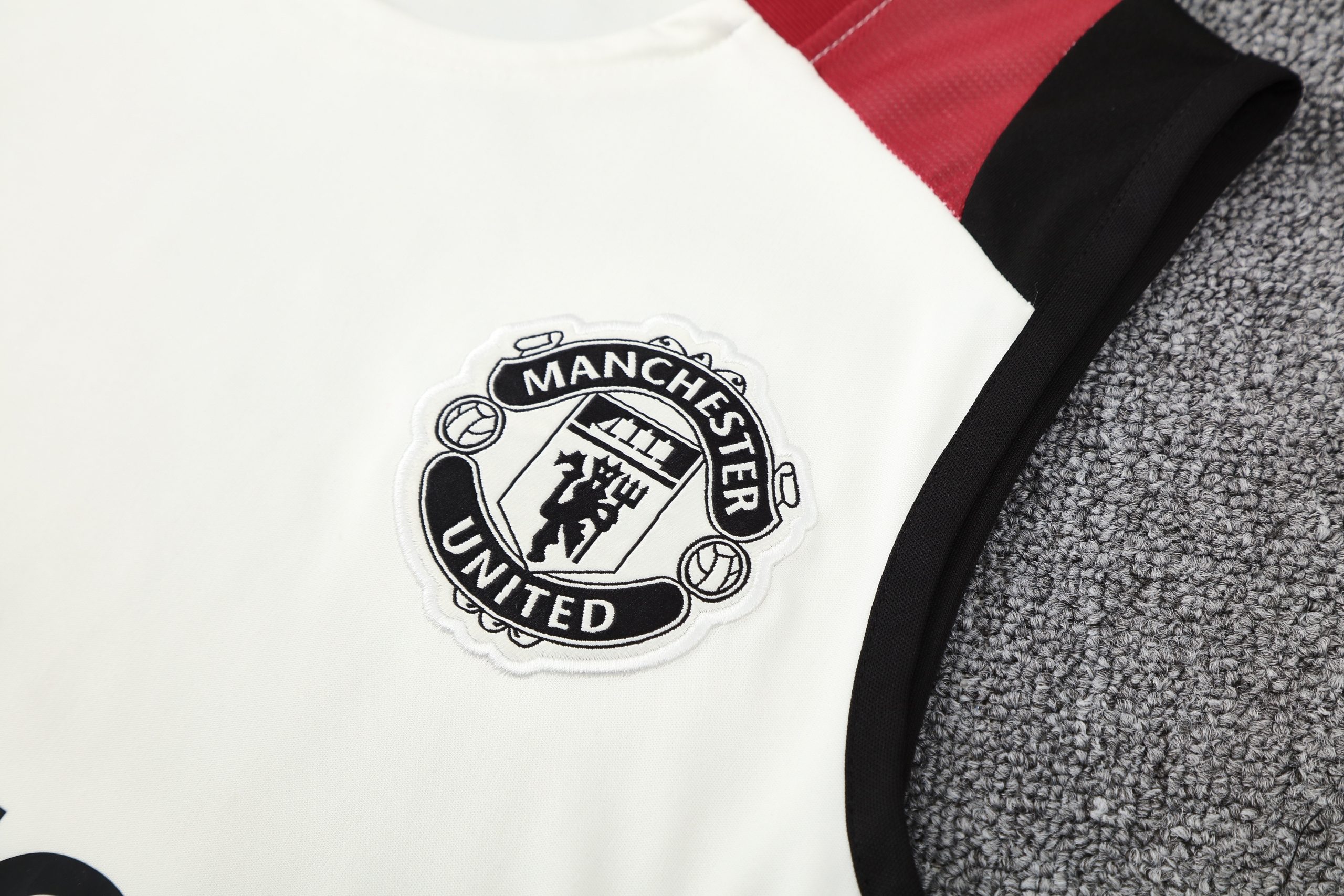 2025/26 Manchester United Vest Suit - Image 4
