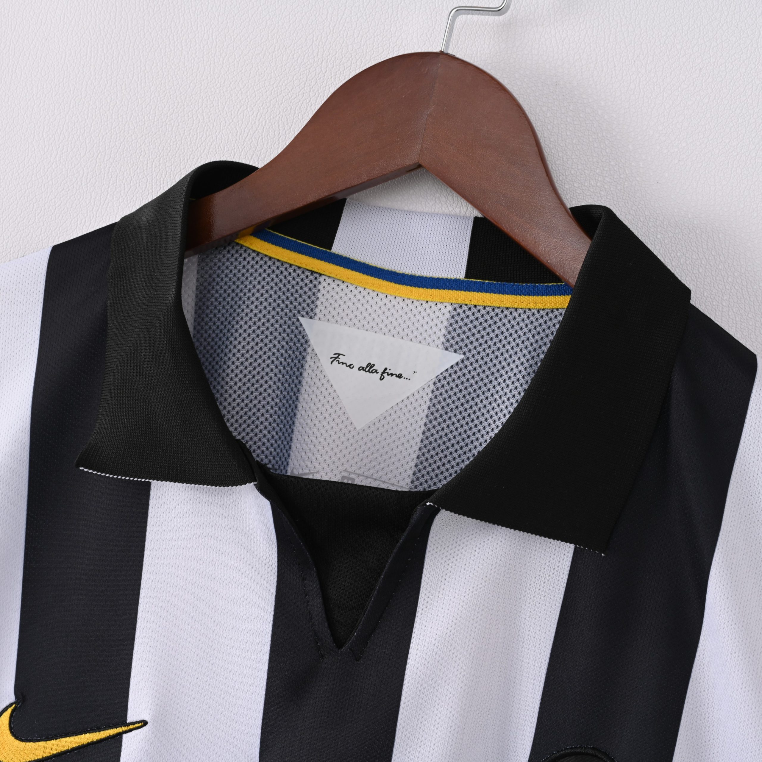 Juventus 2015/16 Home Retro Jersey (Fan Version) - Image 4