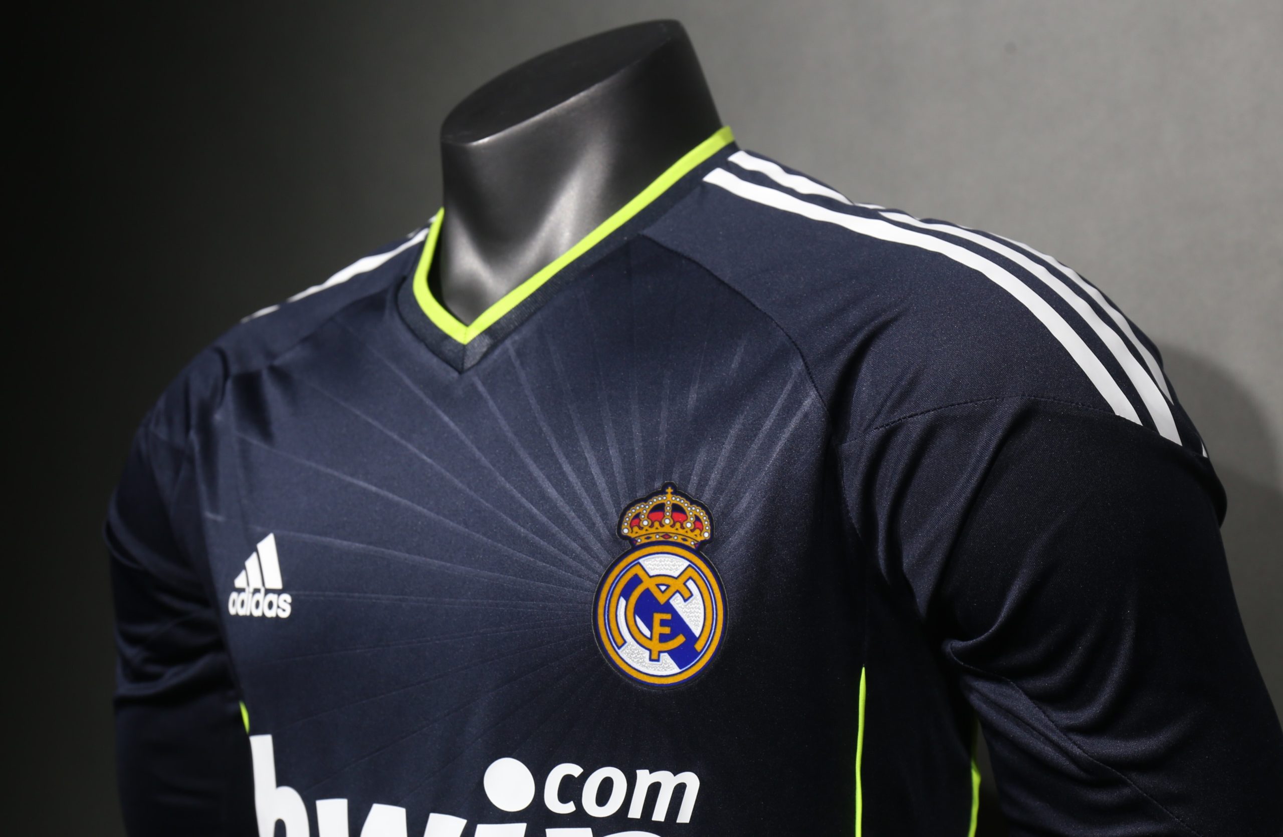 Real Madrid 2010/11 Away Retro Jersey (Player Version, Long Sleeve) - Image 4