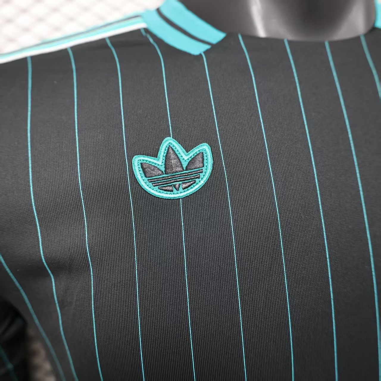 2025/26 Liverpool Retro Casual Jersey Player Version - Image 2