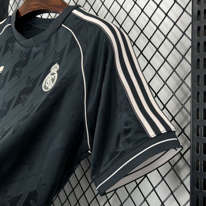 Real Madrid 2024/25 Special Edition Retro Jersey (Fan Version) - Image 3