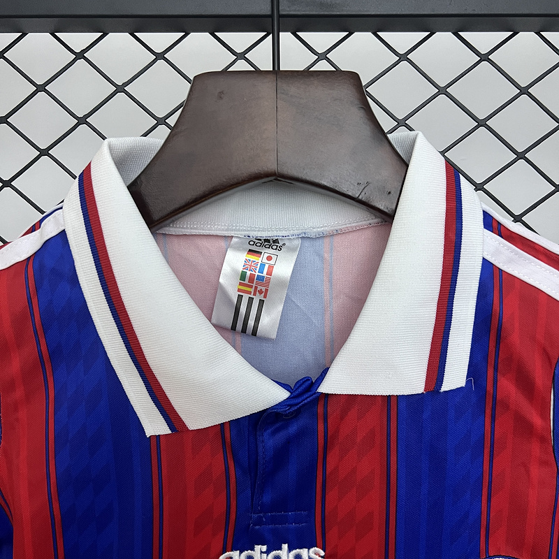 Bayern Munich 1995/97 Home Kids Kit - Image 4