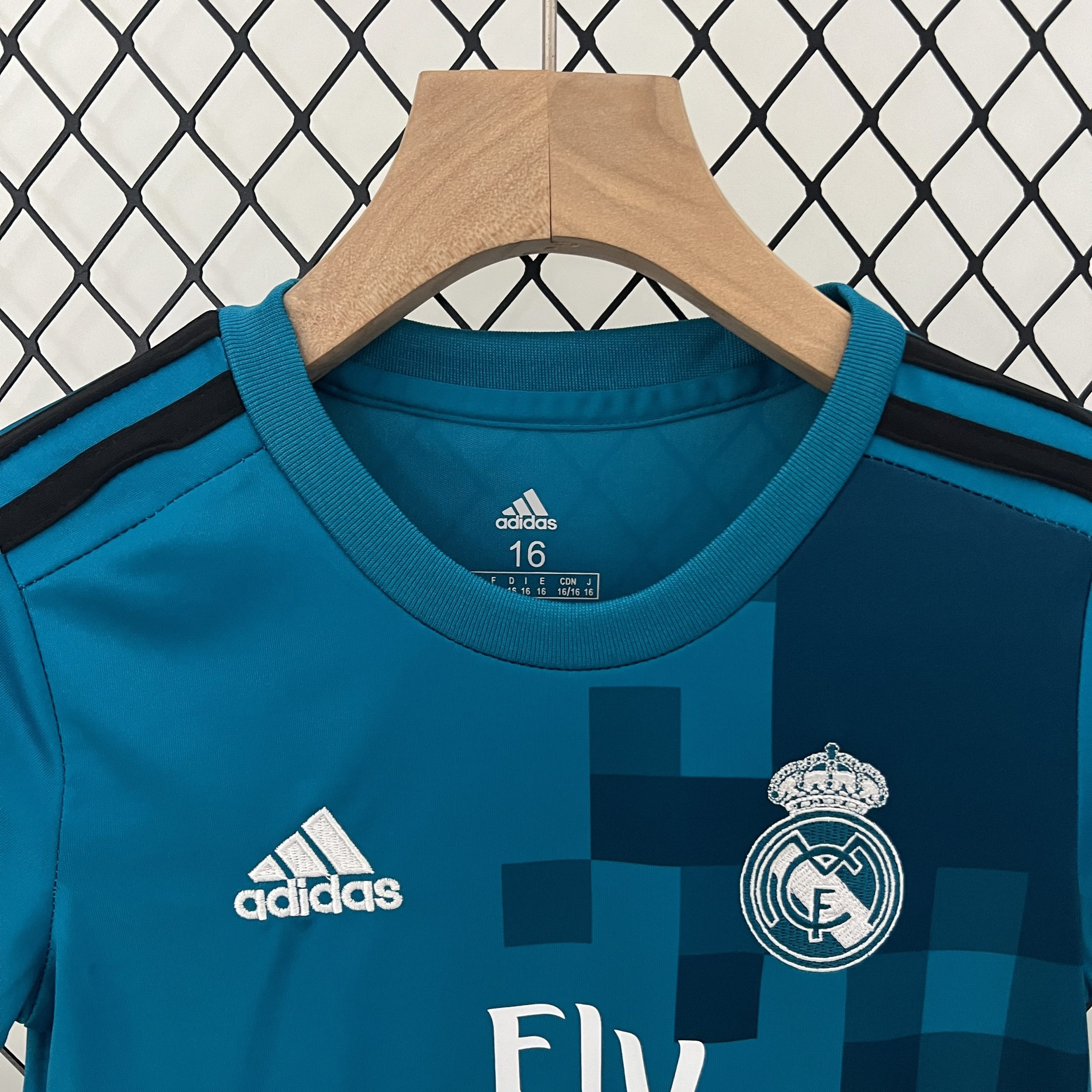Real Madrid 2017/18 Third Kids Kit - Image 4