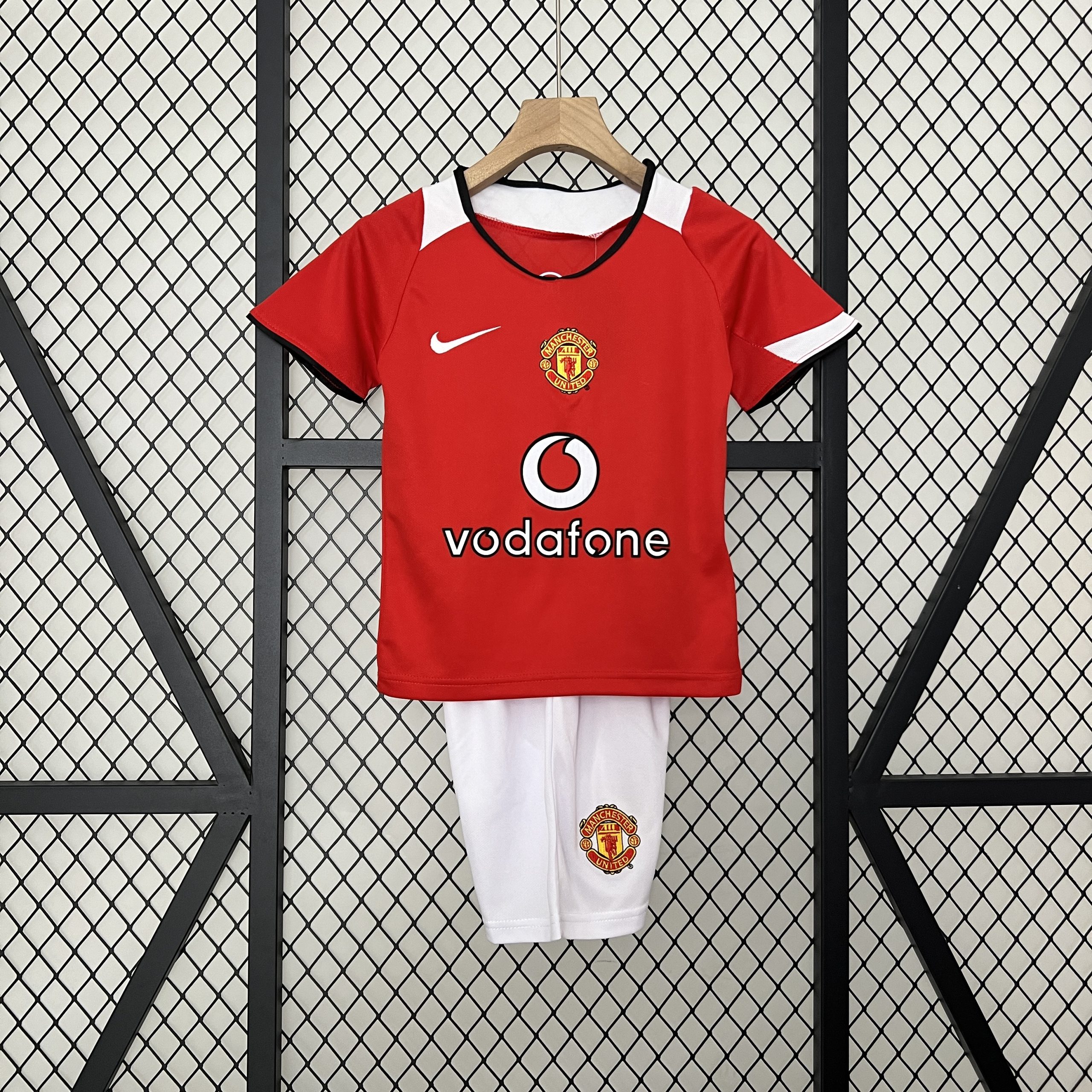 Manchester United 2005/06 Home Kids Kit