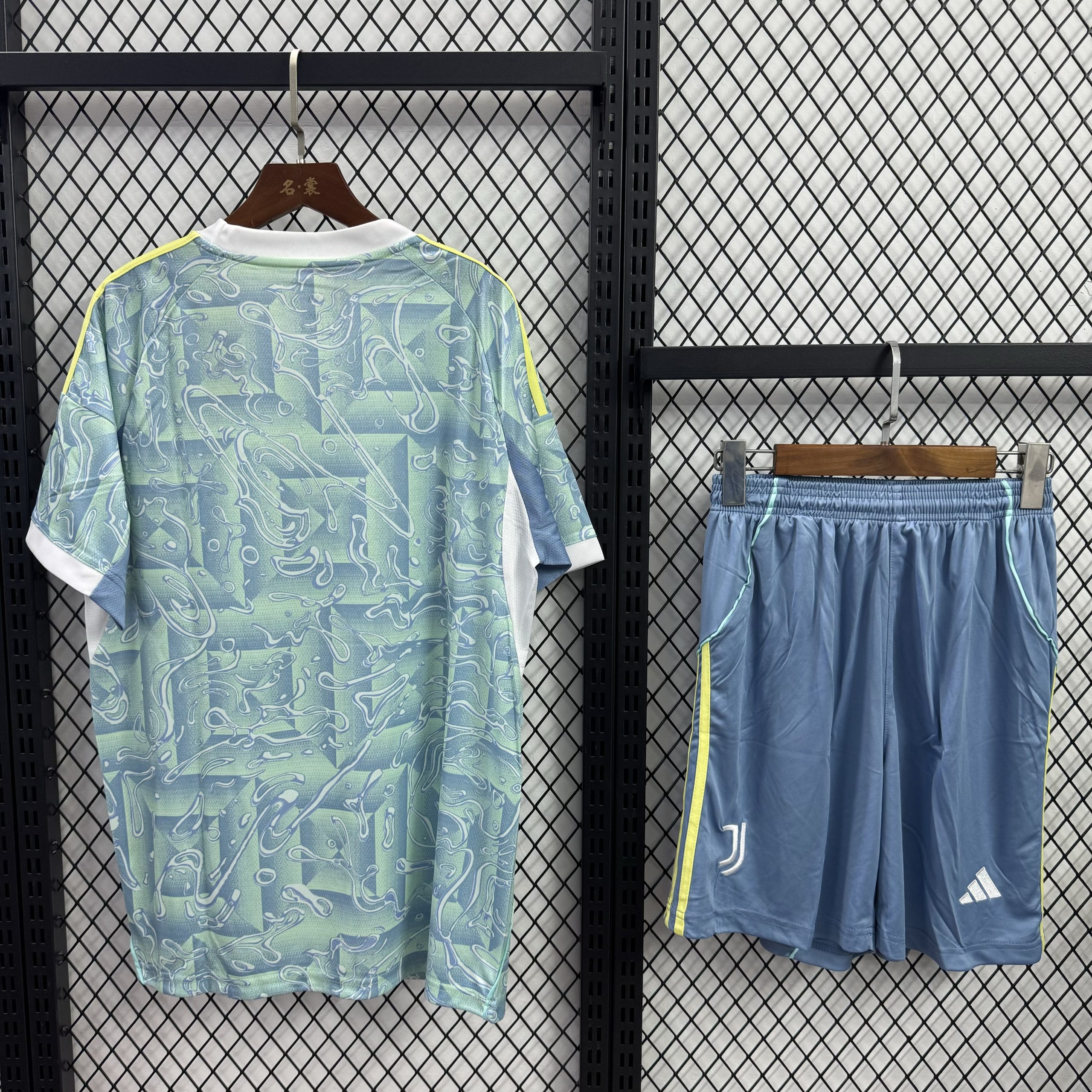 Juventus 2025/26 Away Kids Kit - Image 2