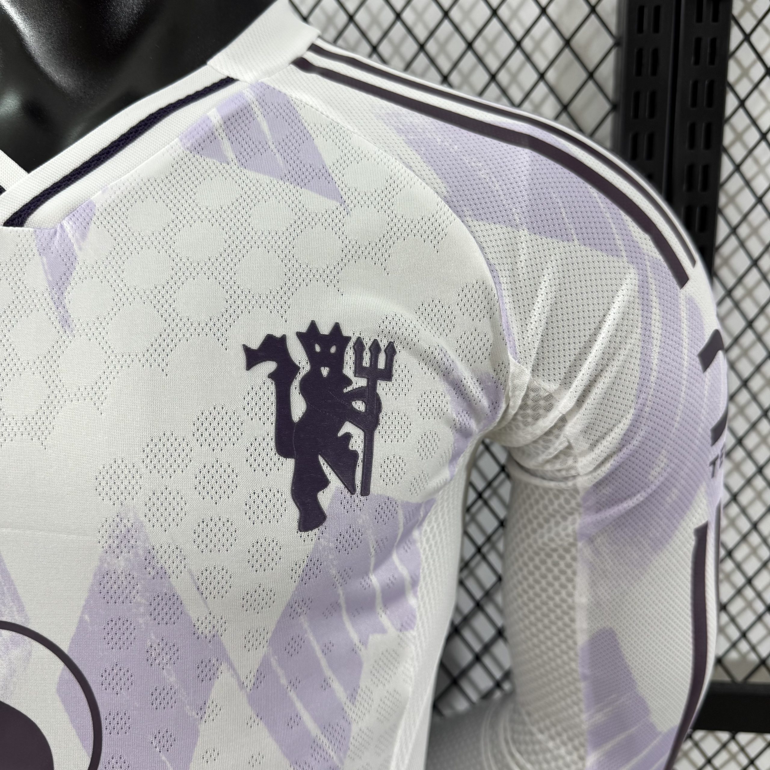Manchester United 2025/26 Away Jersey (Player Version, Long Sleeve) - Image 4