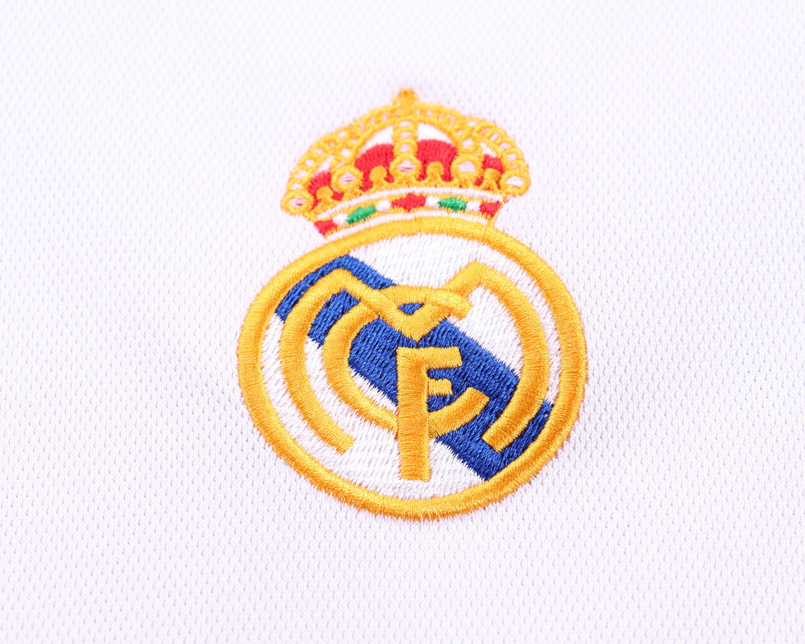 Real Madrid 2000/01 Home Kids Kit - Image 3
