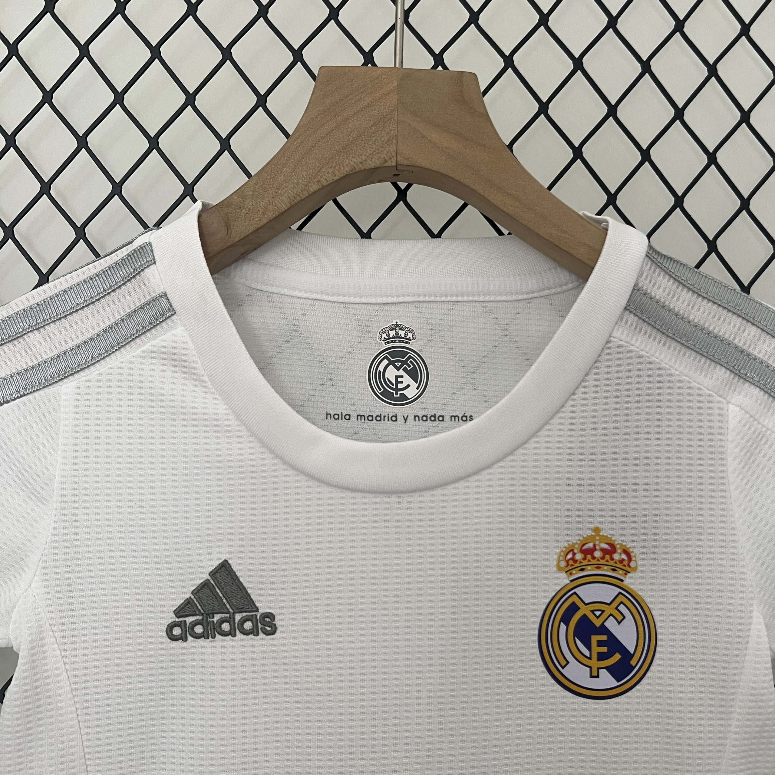 Real Madrid 2015/16 Home Kids Kit - Image 4