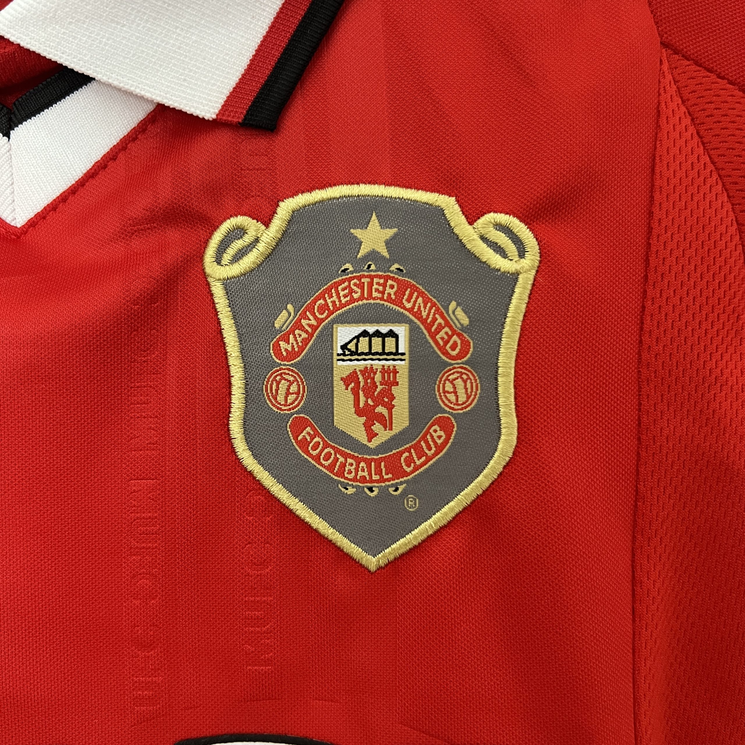 Manchester United 1999/00 Home Kids Kit - Image 3