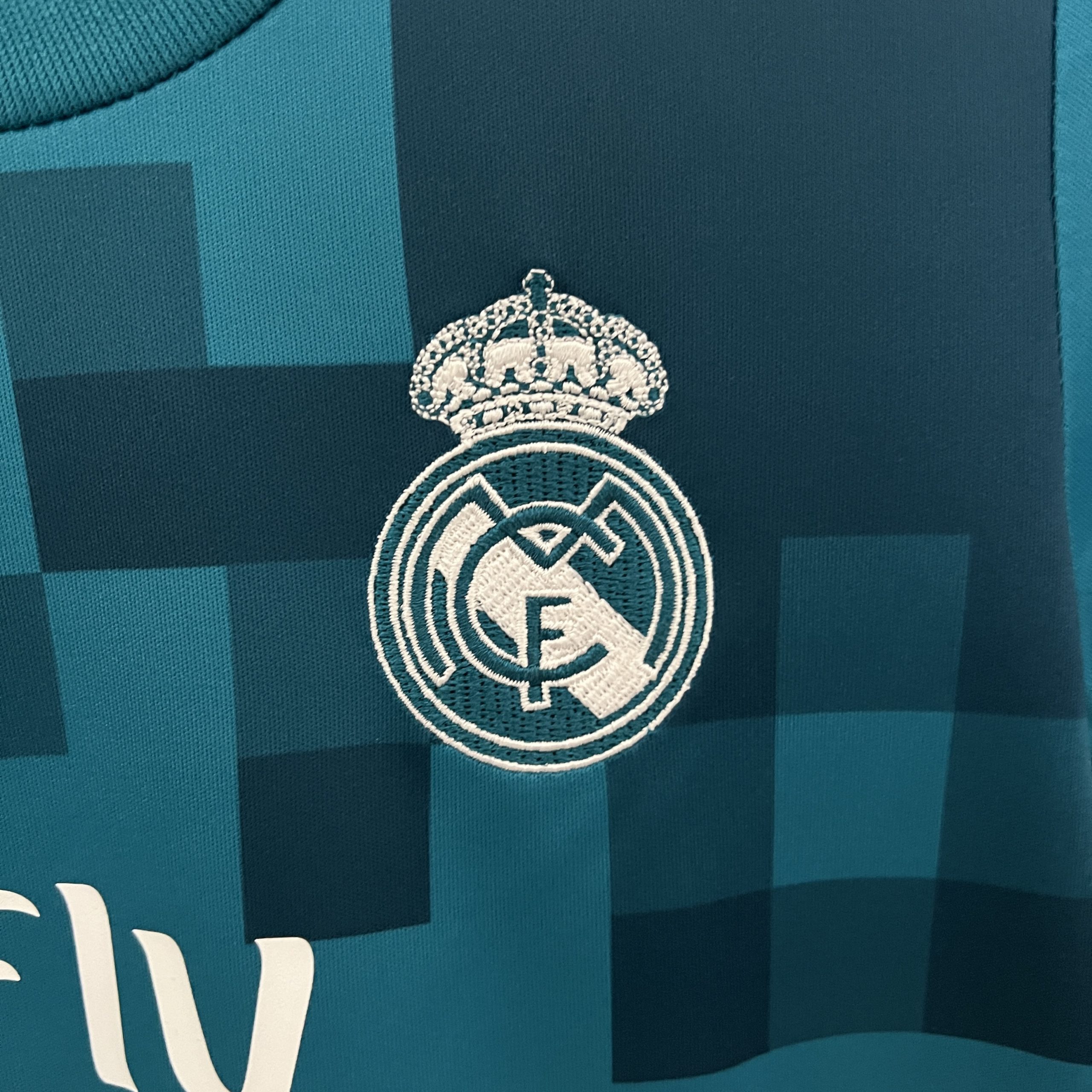 Real Madrid 2017/18 Third Kids Kit - Image 2