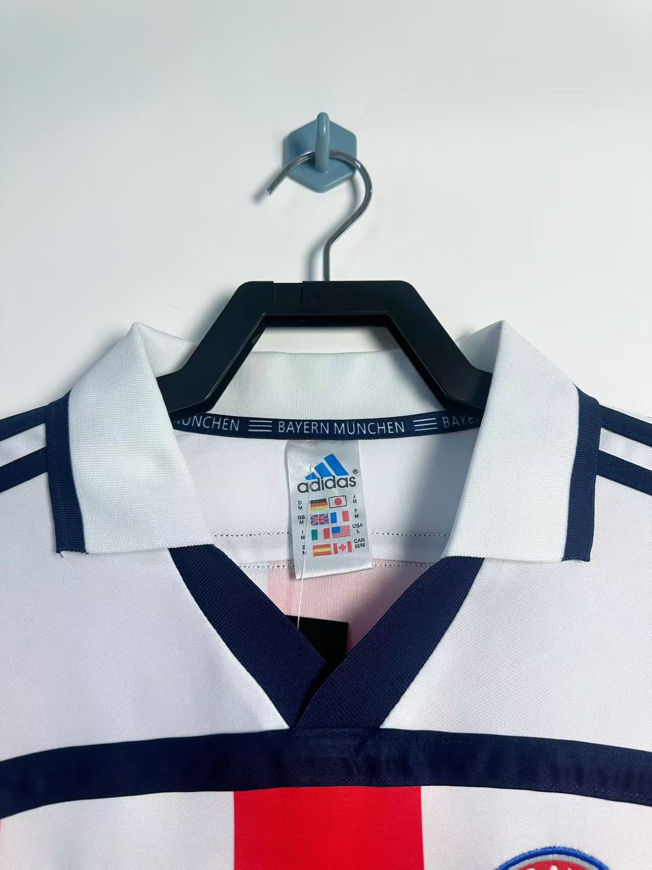 Bayern Munich 2000/01 Away Retro Jersey - Image 3