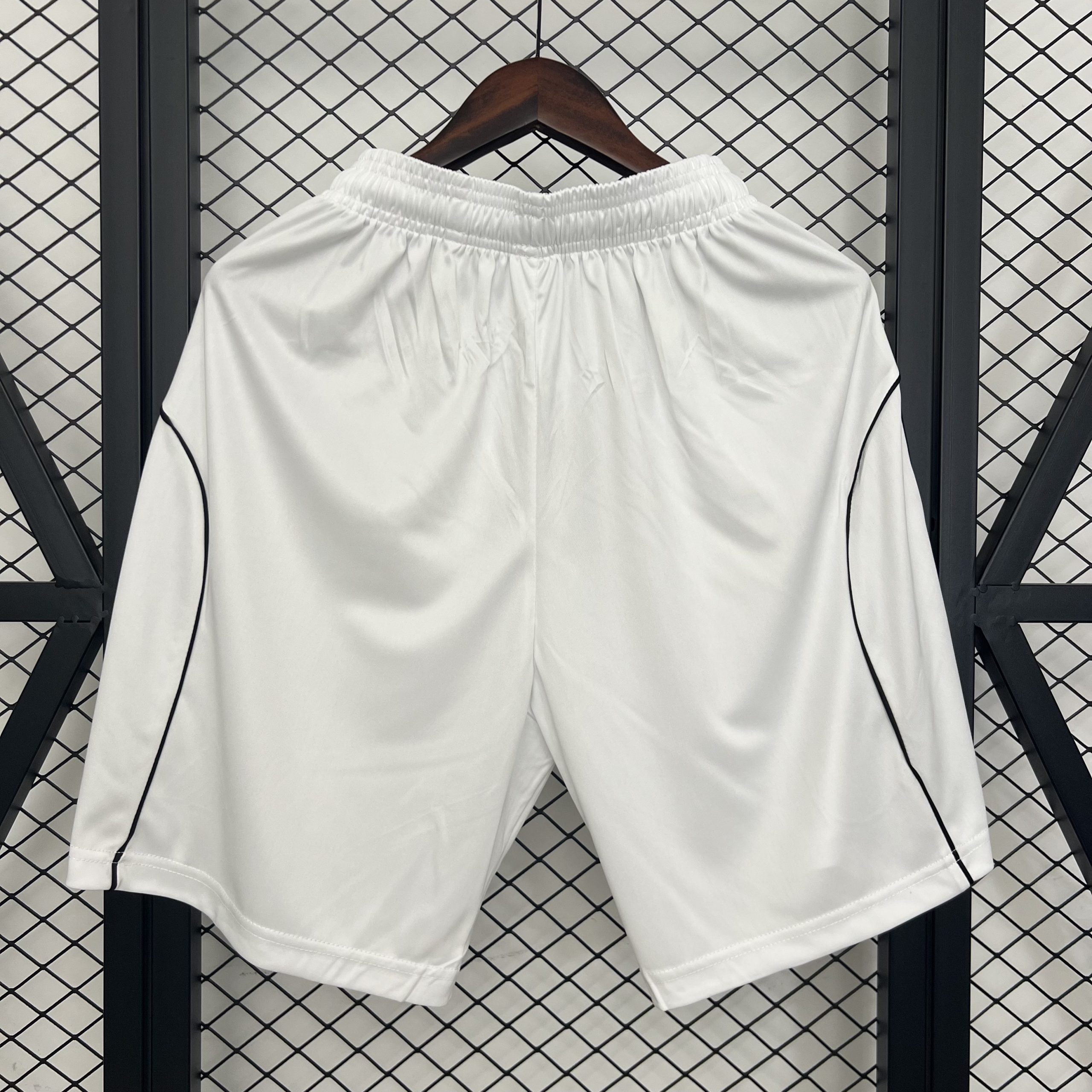 Manchester United 2025/26 Home Shorts - Image 2