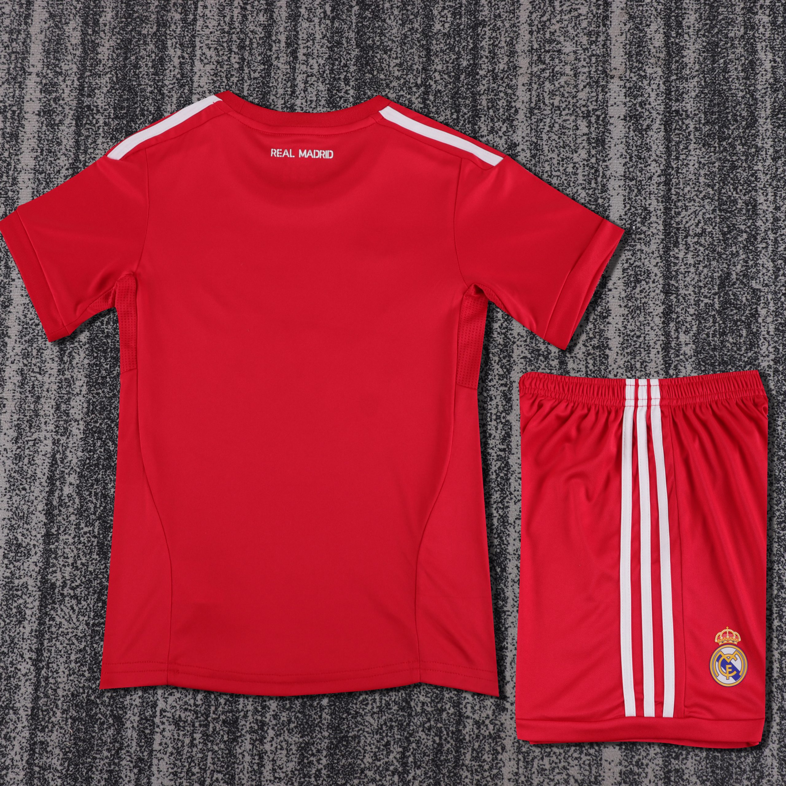 Real Madrid 2011/12 Third Kids Kit - Image 2